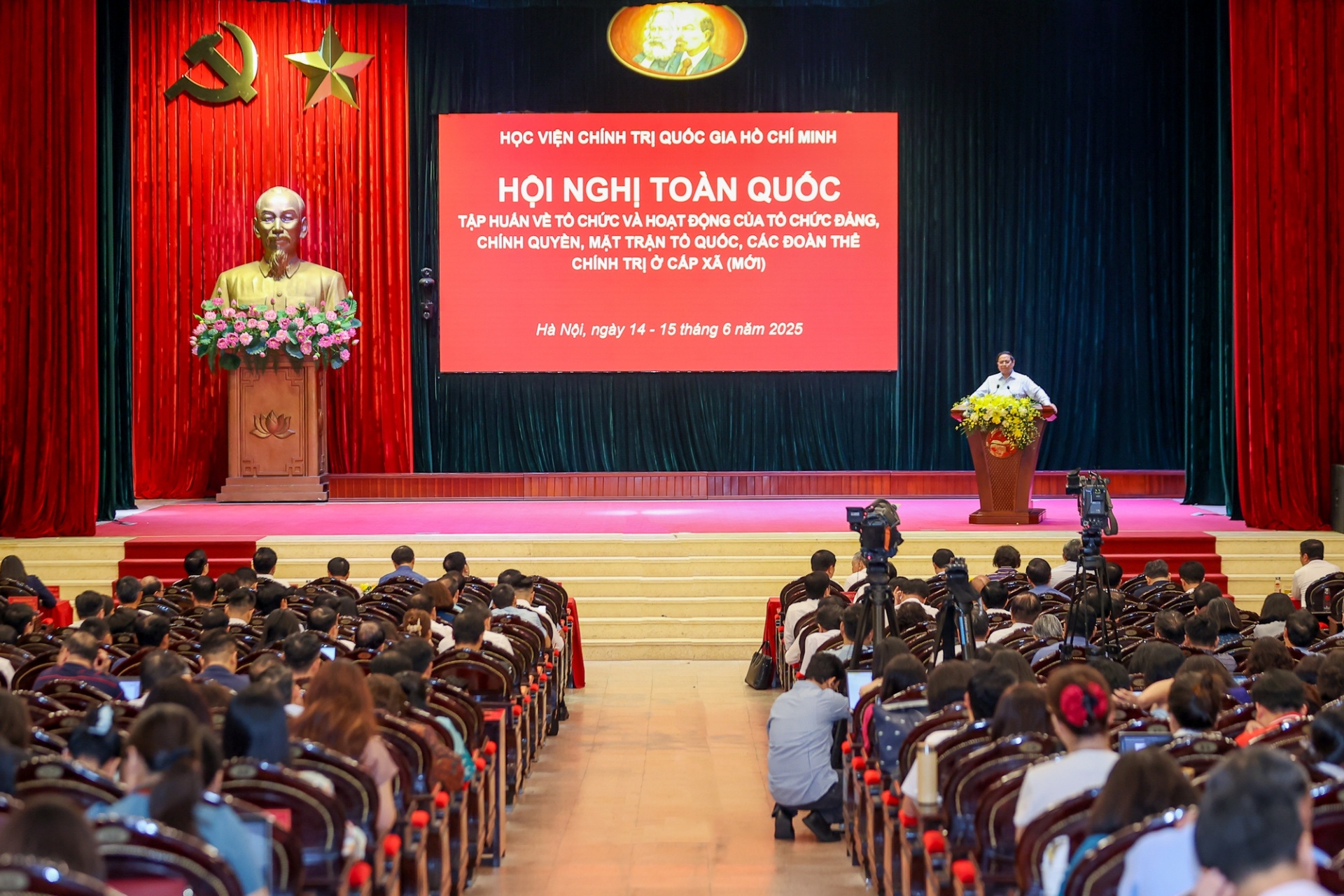   Thủ tướng nêu rõ, điều quan trọng nhất của cuộc cách mạng về tổ chức bộ máy là chuyển đổi trạng thái sang kiến tạo, chủ động phục vụ, giải quyết các công việc, vấn đề của người dân và doanh nghiệp, gần dân, sát dân, bám dân, bám cơ sở - Ảnh: VGP