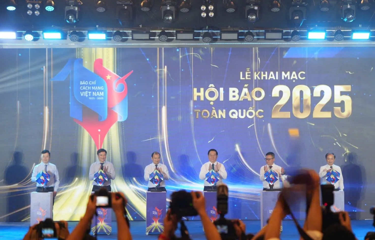 Các đại biểu thực hiện nghi thức khai mạc Hội báo toàn quốc 2025.