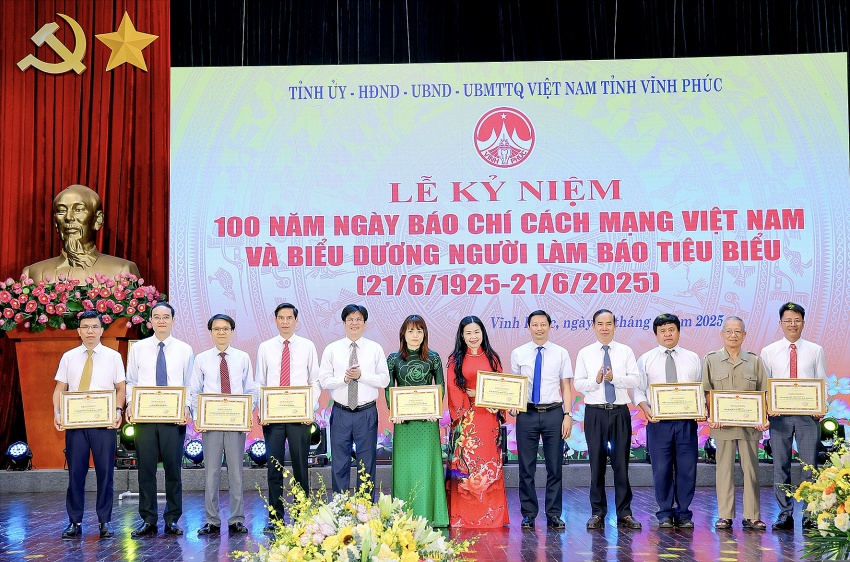 Bí thư Tỉnh ủy Đặng Xuân Phong dự lễ kỷ niệm 100 năm Ngày Báo chí Cách mạng Việt Nam và biểu dương người làm báo tiêu biểu.
