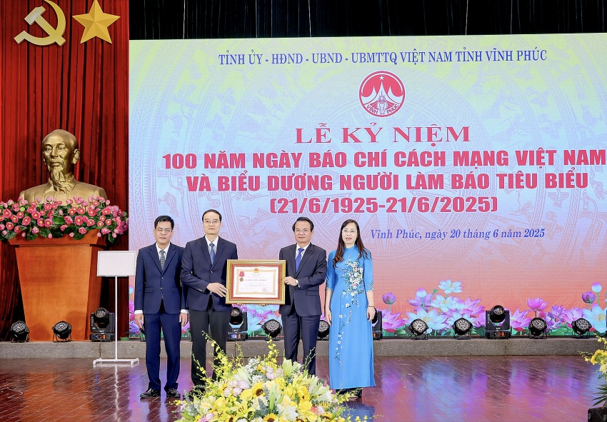 Bí thư Tỉnh ủy Đặng Xuân Phong dự lễ kỷ niệm 100 năm Ngày Báo chí Cách mạng Việt Nam và biểu dương người làm báo tiêu biểu.