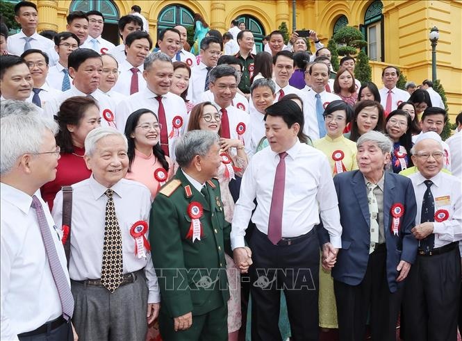   Chủ tịch nước Lương Cường và các nhà báo tiêu biểu toàn quốc - Ảnh: TTXVN