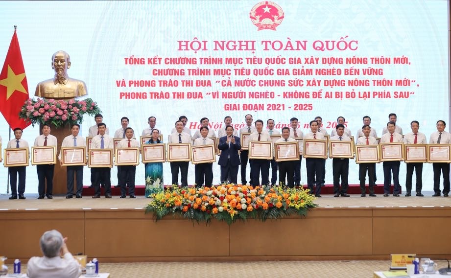 Thay mặt lãnh đạo Đảng, Nhà nước, Thủ tướng trao Huân chương Lao động hạng 3 cho 31 huyện của 12 tỉnh có thành tích nổi bật trong xây dựng nông thôn mới - Ảnh: VGP Thay mặt lãnh đạo Đảng, Nhà nước, Thủ tướng trao Huân chương Lao động hạng 3 cho 31 huyện của 12 tỉnh có thành tích nổi bật trong xây dựng nông thôn mới - Ảnh: VGP