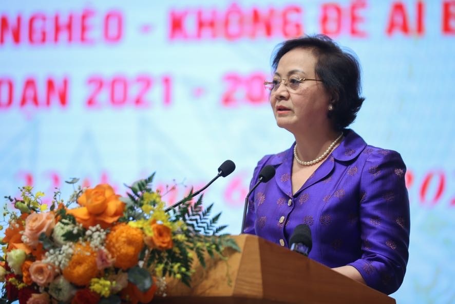Bộ trưởng Bộ Nội vụ Phạm Thị Thanh Trà trình bày Báo cáo tóm tắt tổng kết Phong trào thi đua Hội nghị tổng kết về xây dựng nông thôn mới và giảm nghèo bền vững giai đoạn 2021-2025