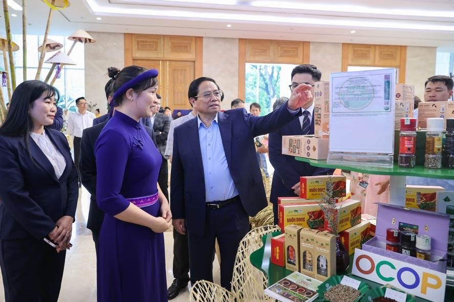 Thủ tướng Phạm Minh Chính cùng các đại biểu đã tham quan các gian trưng bày các sản phẩm nông nghiệp tiêu biểu - Ảnh: VGP Thủ tướng Phạm Minh Chính cùng các đại biểu đã tham quan các gian trưng bày các sản phẩm nông nghiệp tiêu biểu - Ảnh: VGP