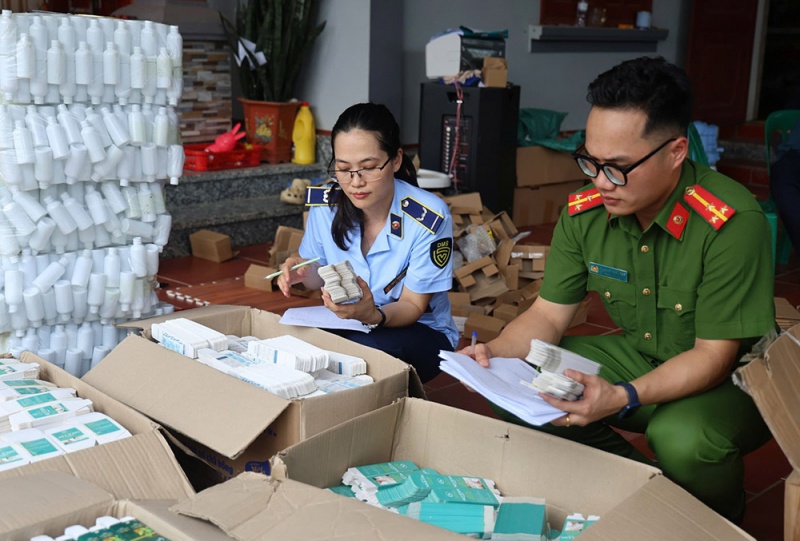 Công an và Quản lý thị trường tỉnh Bắc Giang thu giữ 13 loại mỹ phẩm giả khác nhau.
