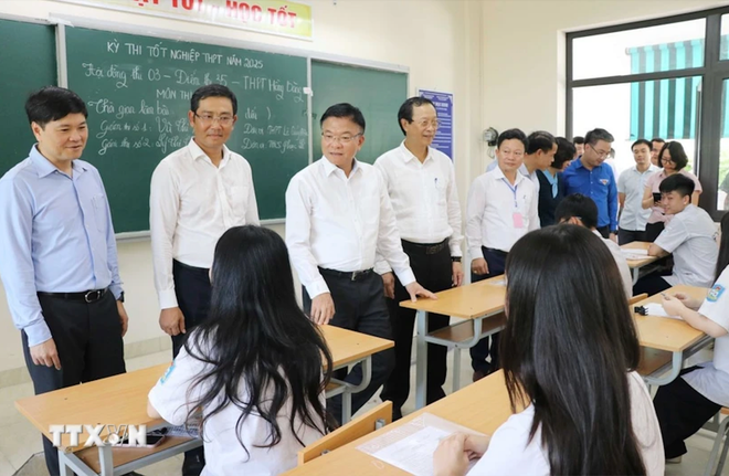Phó Thủ tướng Lê Thành Long kiểm tra công tác chuẩn bị cho kỳ thi THPT tại Hải Phòng. (Ảnh: TTXVN)