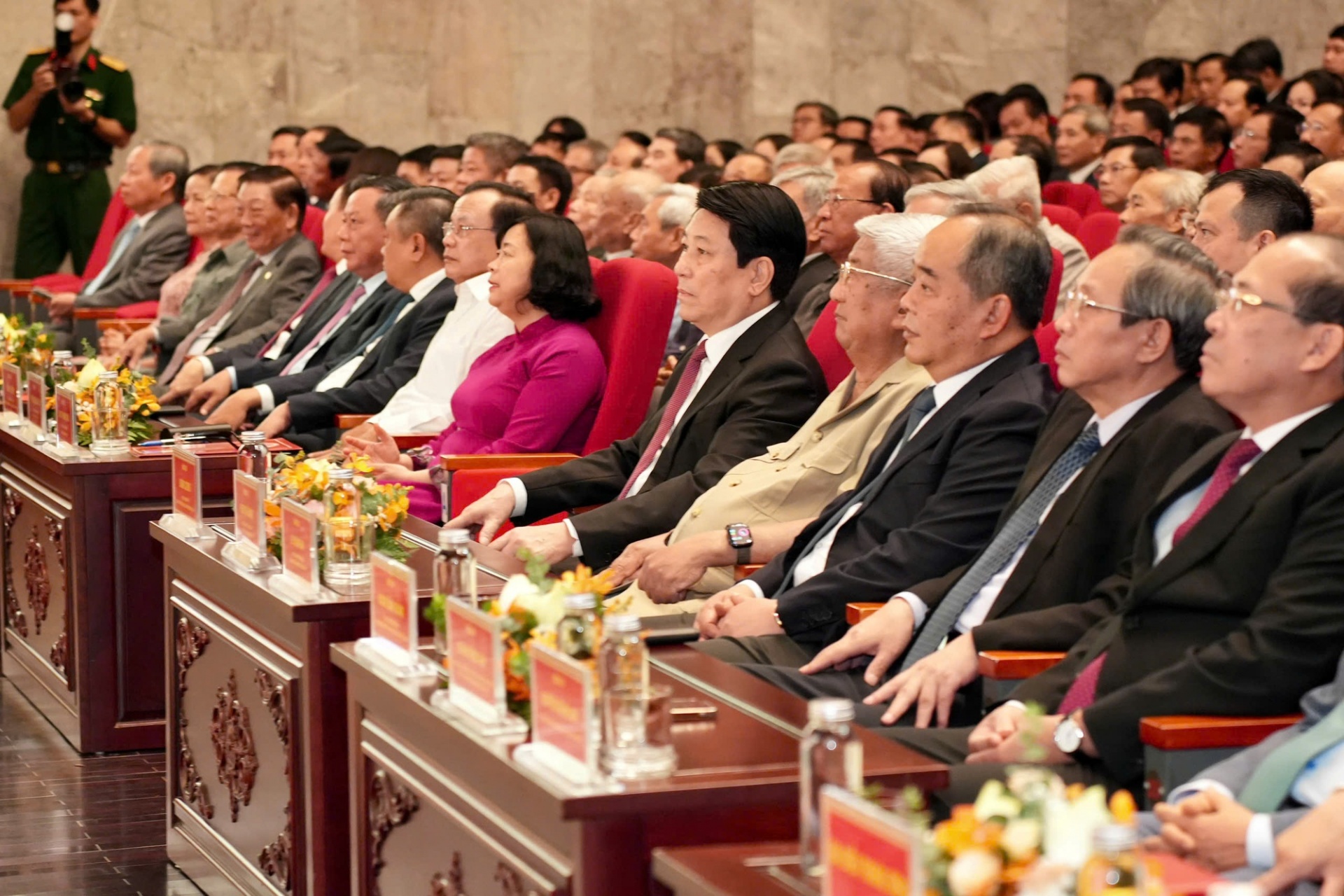 Chủ tịch nước Lương Cường cùng các đại biểu tới dự lễ công bố tại TP. Hà Nội - Ảnh: VGP Chủ tịch nước Lương Cường cùng các đại biểu tới dự lễ công bố tại TP. Hà Nội - Ảnh: VGP