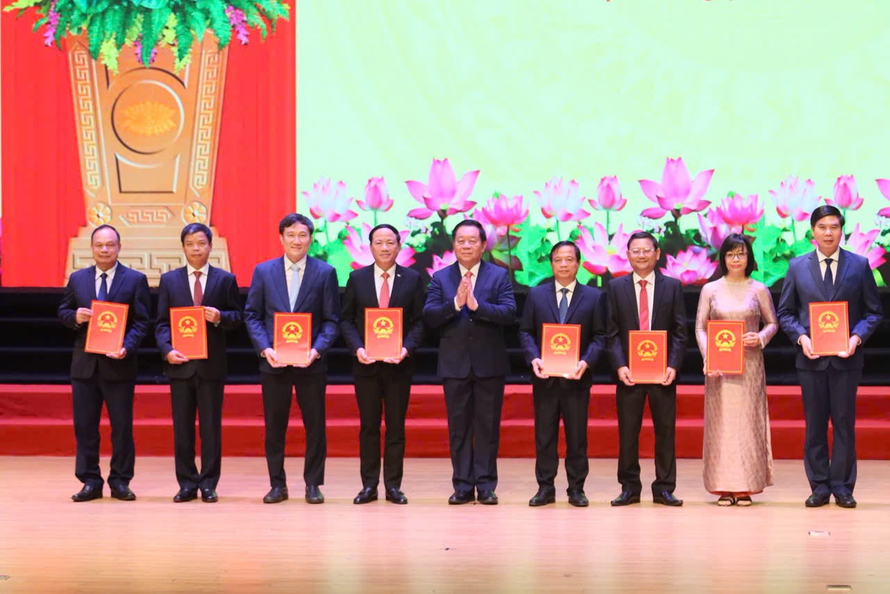 Đồng chí Nguyễn Trọng Nghĩa, Ủy viên Bộ Chính trị, Bí thư Trung ương Đảng, Trưởng Ban Tuyên giáo và Dân vận, dự lễ công bố tại tỉnh Gia Lai Đồng chí Nguyễn Trọng Nghĩa, Ủy viên Bộ Chính trị, Bí thư Trung ương Đảng, Trưởng Ban Tuyên giáo và Dân vận, dự lễ công bố tại tỉnh Gia Lai