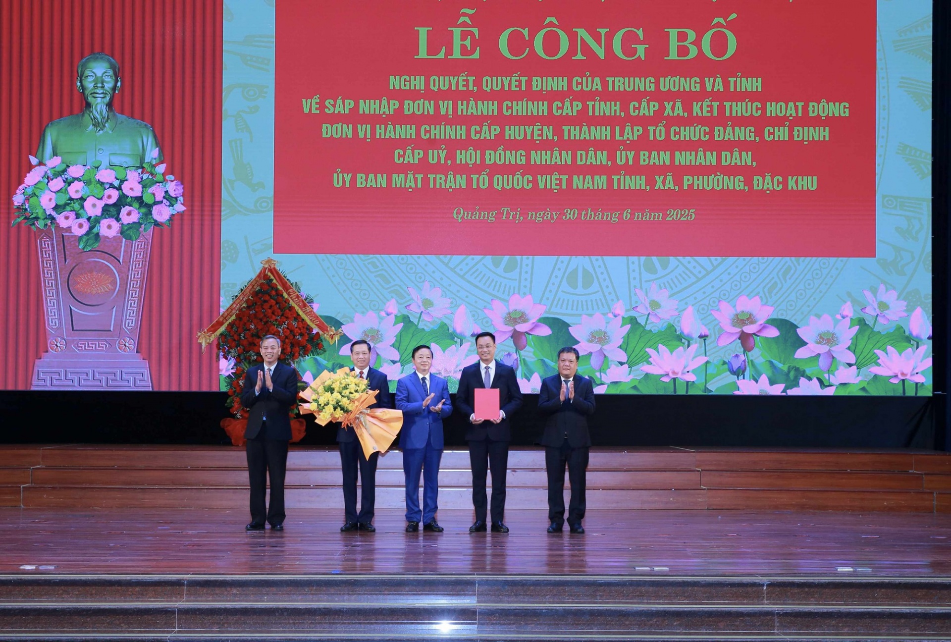 Phó Thủ tướng Trần Hồng Hà trao quyết định chỉ định Bí thư Tỉnh uỷ, Phó Bí thư Tỉnh uỷ Quảng Trị (mới) - Ảnh: VGP Phó Thủ tướng Trần Hồng Hà trao quyết định chỉ định Bí thư Tỉnh uỷ, Phó Bí thư Tỉnh uỷ Quảng Trị (mới) - Ảnh: VGP