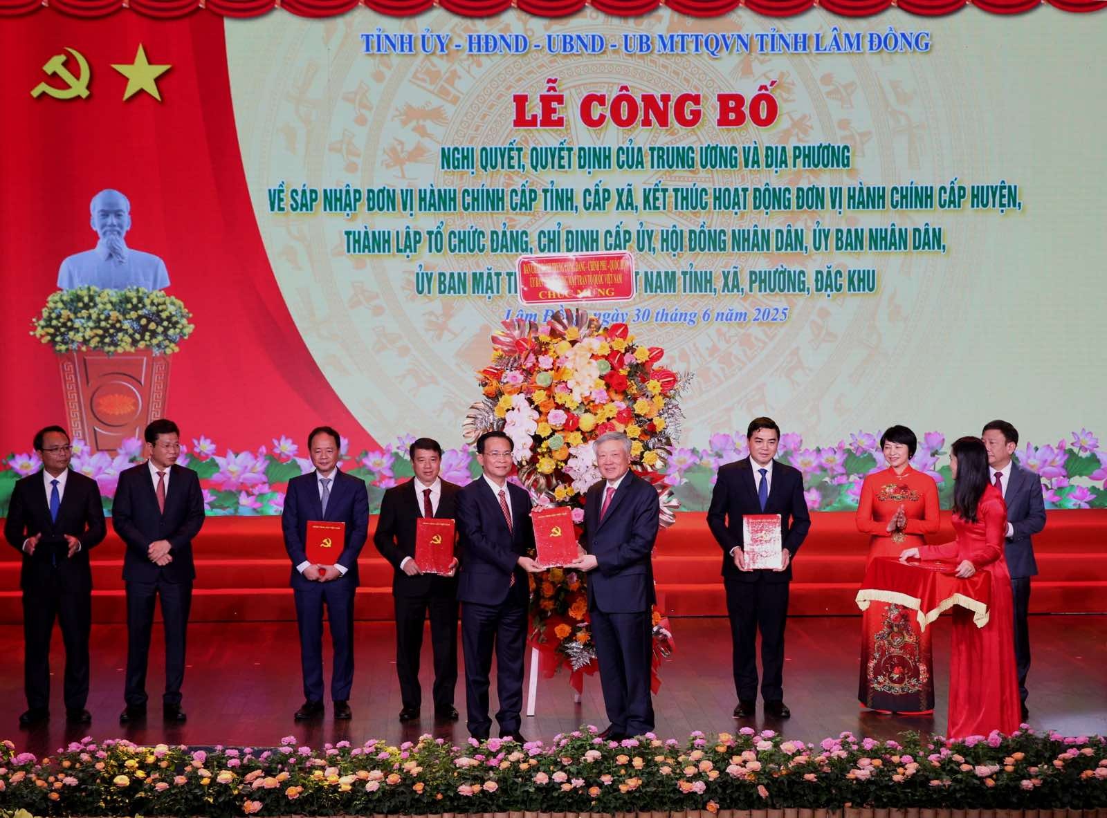 Phó Thủ tướng Thường trực Chính phủ Nguyễn Hòa Bình trao các quyết định và tặng hoa chúc mừng Ban chấp hành Đảng bộ tỉnh Lâm Đồng - Ảnh: VGP Phó Thủ tướng Thường trực Chính phủ Nguyễn Hòa Bình trao các quyết định và tặng hoa chúc mừng Ban chấp hành Đảng bộ tỉnh Lâm Đồng - Ảnh: VGP