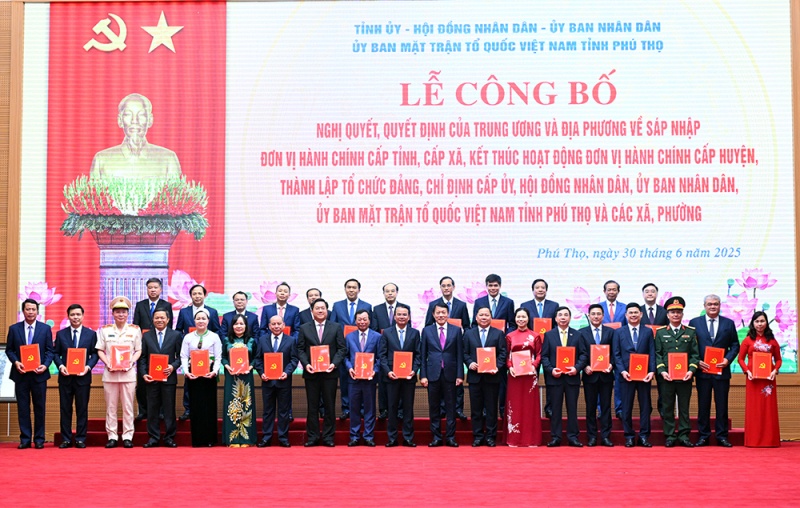 Bộ trưởng Lương Tam Quang trao các quyết định của Bộ Chính trị về việc chỉ định các đồng chí Ủy viên Ban Thường vụ Tỉnh ủy Phú Thọ. Bộ trưởng Lương Tam Quang trao các quyết định của Bộ Chính trị về việc chỉ định các đồng chí Ủy viên Ban Thường vụ Tỉnh ủy Phú Thọ.