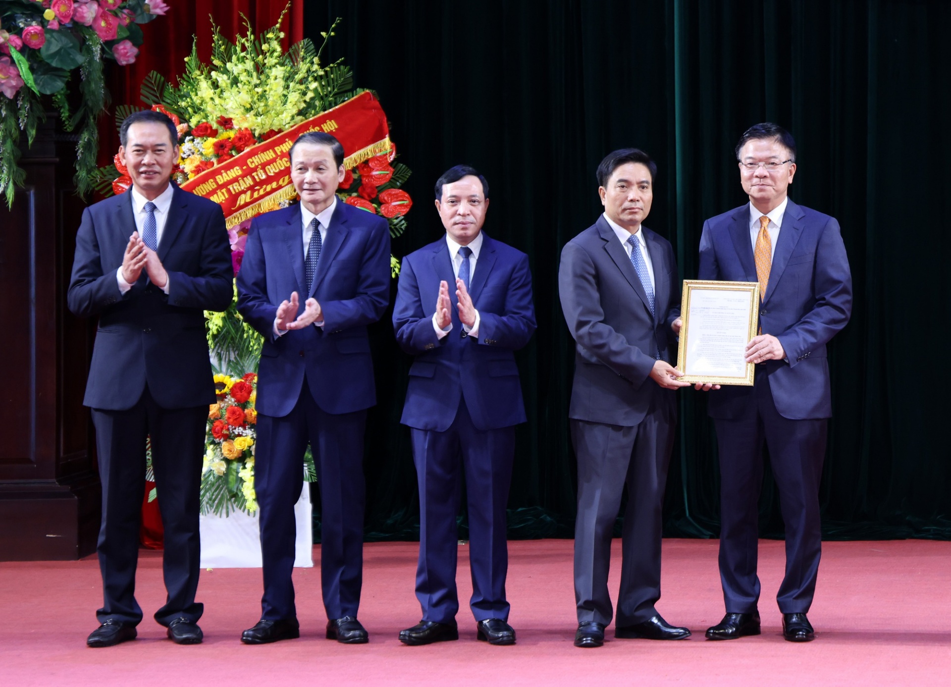 Phó Thủ tướng Lê Thành Long trao Nghị quyết về sắp xếp đơn vị hành chính tỉnh Thanh Hóa cho lãnh đạo tỉnh Thanh Hóa - Ảnh VGP Phó Thủ tướng Lê Thành Long trao Nghị quyết về sắp xếp đơn vị hành chính tỉnh Thanh Hóa cho lãnh đạo tỉnh Thanh Hóa - Ảnh VGP