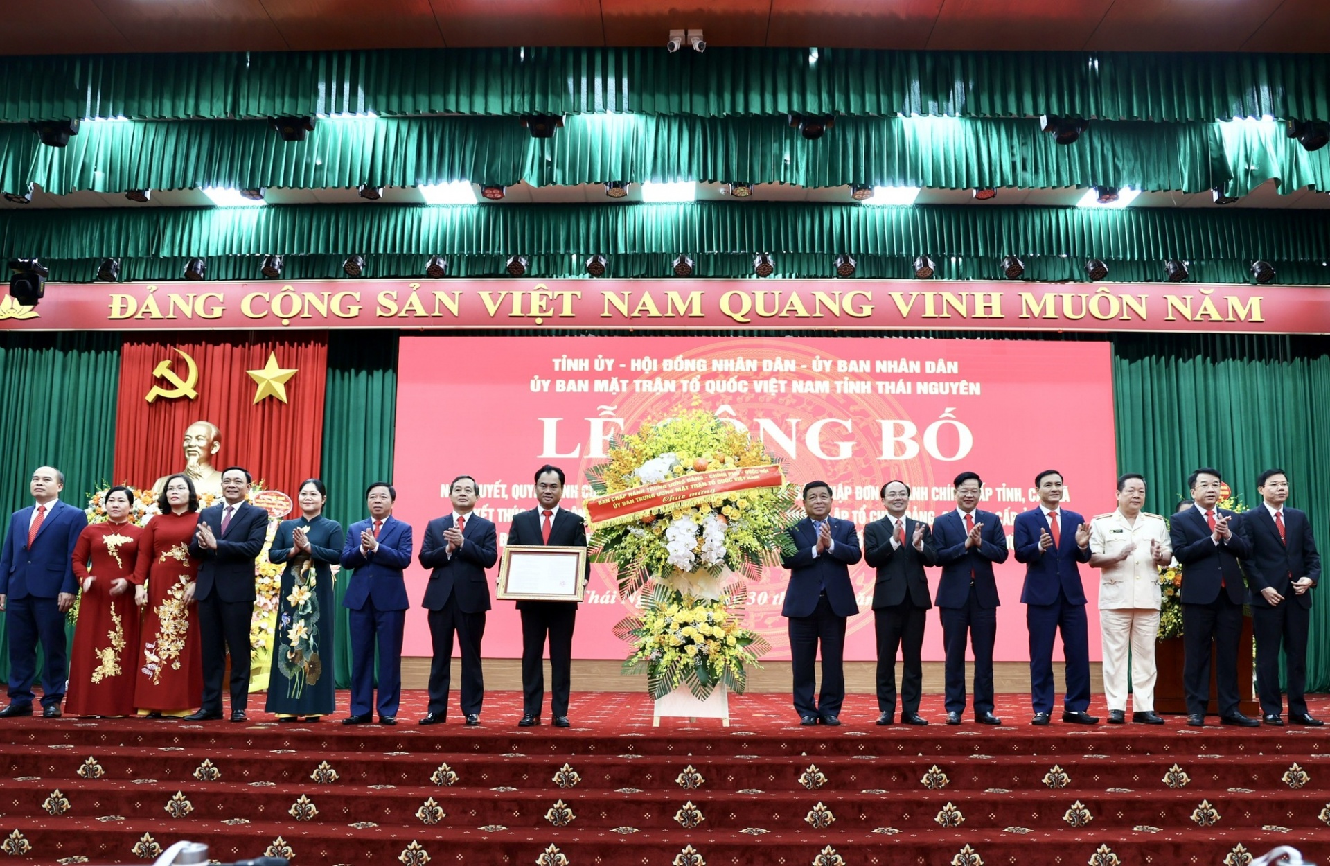 Phó Thủ tướng Chính phủ Nguyễn Chí Dũng trao Nghị quyết của Quốc hội về việc sắp xếp đơn vị hành chính cấp tỉnh và tặng hoa chúc mừng lãnh đạo tỉnh Thái Nguyên - Ảnh: VGP Phó Thủ tướng Chính phủ Nguyễn Chí Dũng trao Nghị quyết của Quốc hội về việc sắp xếp đơn vị hành chính cấp tỉnh và tặng hoa chúc mừng lãnh đạo tỉnh Thái Nguyên - Ảnh: VGP