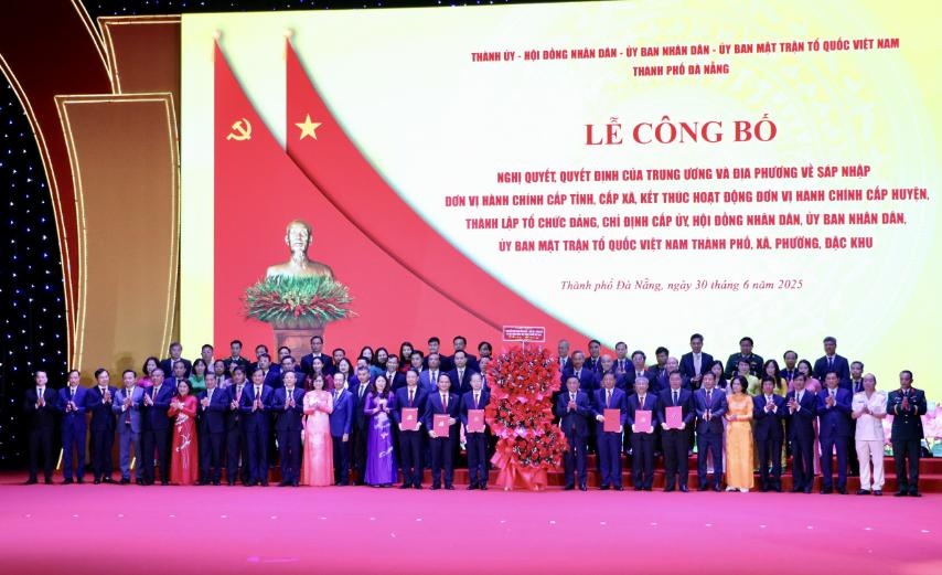 Thay mặt lãnh đạo Đảng và Nhà nước, đồng chí Trần Cẩm Tú trao các quyết định cho Đảng bộ thành phố Đà Nẵng - Ảnh: VGP Thay mặt lãnh đạo Đảng và Nhà nước, đồng chí Trần Cẩm Tú trao các quyết định cho Đảng bộ thành phố Đà Nẵng - Ảnh: VGP