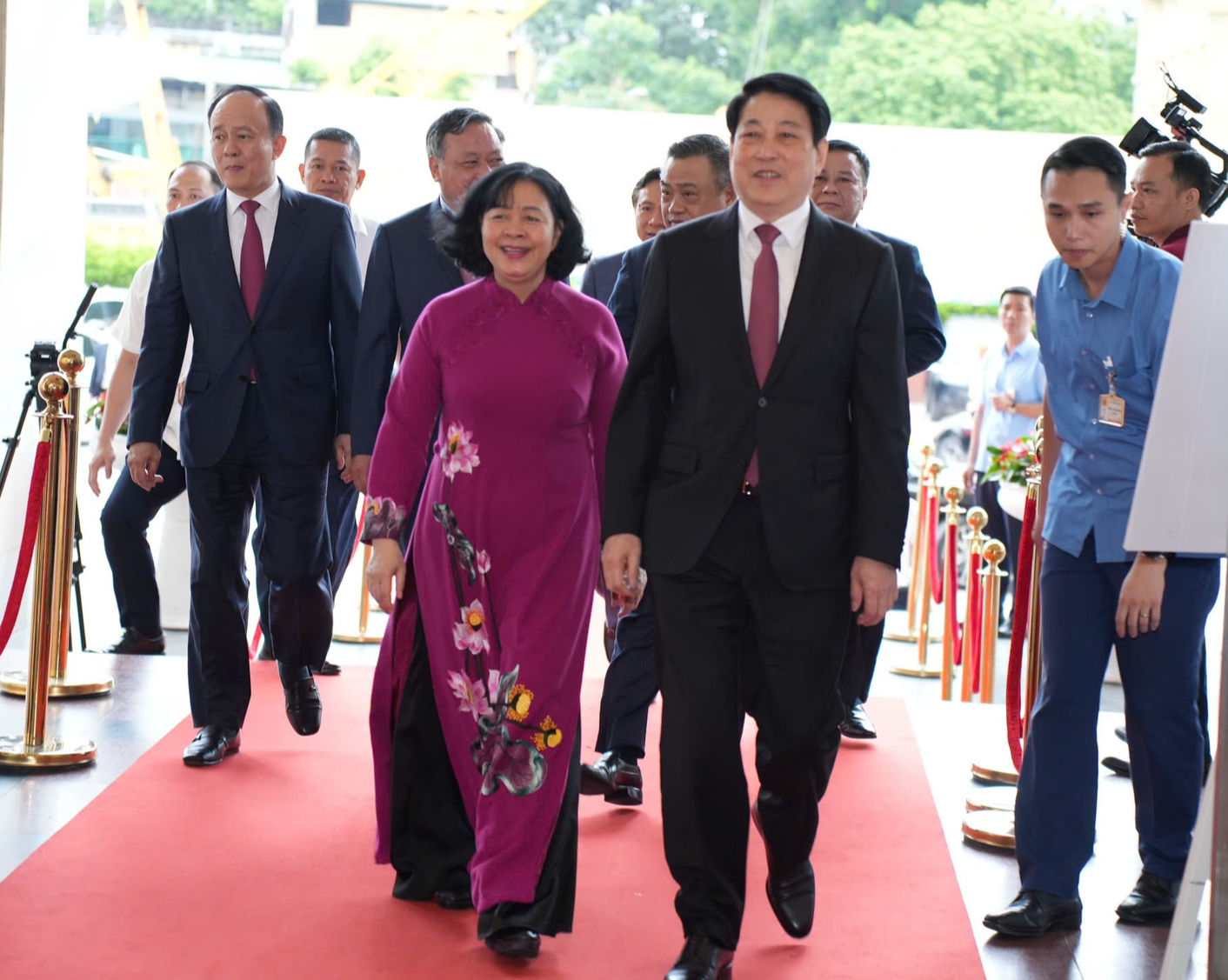 Chủ tịch nước Lương Cường; Ủy viên Bộ Chính trị, Bí thư Thành ủy, Trưởng đoàn đại biểu Quốc hội thành phố Hà Nội Bùi Thị Minh Hoài cùng các đồng chí lãnh đạo Hà Nội tới dự lễ công bố - Ảnh: VGP Chủ tịch nước Lương Cường; Ủy viên Bộ Chính trị, Bí thư Thành ủy, Trưởng đoàn đại biểu Quốc hội thành phố Hà Nội Bùi Thị Minh Hoài cùng các đồng chí lãnh đạo Hà Nội tới dự lễ công bố - Ảnh: VGP