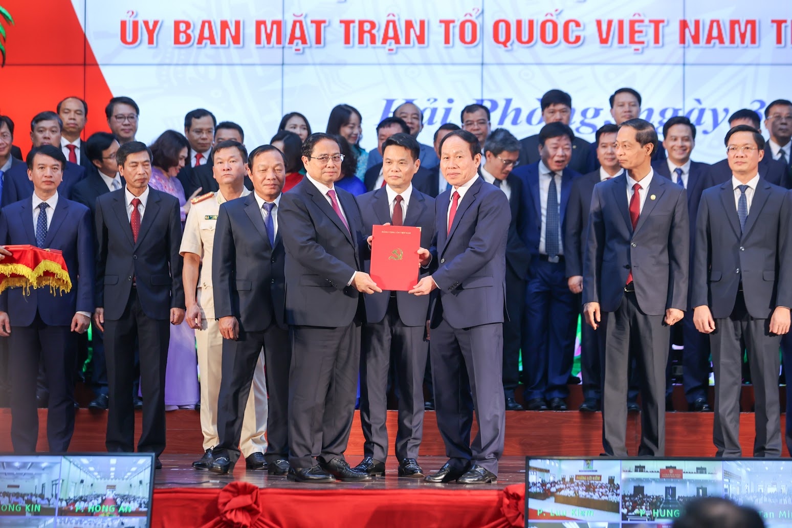 Thủ tướng Phạm Minh Chính trao quyết định của Bộ Chính trị chỉ định đồng chí Lê Tiến Châu giữ chức Bí thư Thành ủy - Ảnh: VGP Thủ tướng Phạm Minh Chính trao quyết định của Bộ Chính trị chỉ định đồng chí Lê Tiến Châu giữ chức Bí thư Thành ủy - Ảnh: VGP