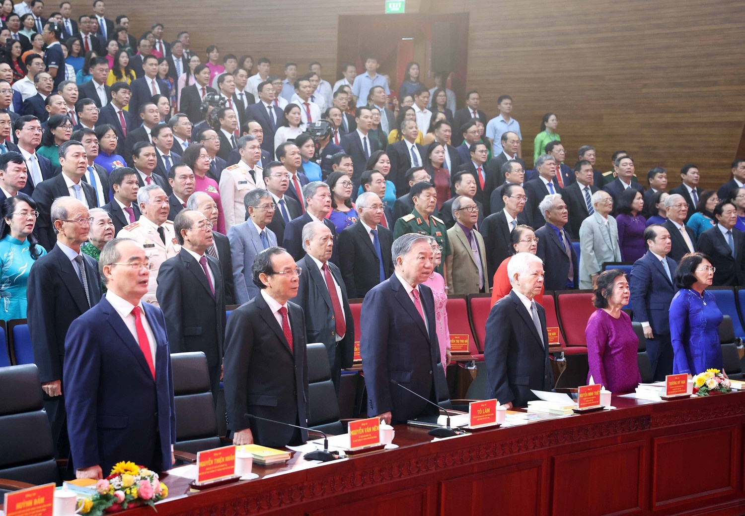 Tổng Bí thư Tô Lâm và các đồng chí lãnh đạo, nguyên lãnh đạo Đảng, Nhà nước thực hiện nghi thức chào cờ tại Lễ Công bố ở điểm cầu TPHCM - Ảnh: TTXVN Tổng Bí thư Tô Lâm và các đồng chí lãnh đạo, nguyên lãnh đạo Đảng, Nhà nước thực hiện nghi thức chào cờ tại Lễ Công bố ở điểm cầu TPHCM - Ảnh: TTXVN