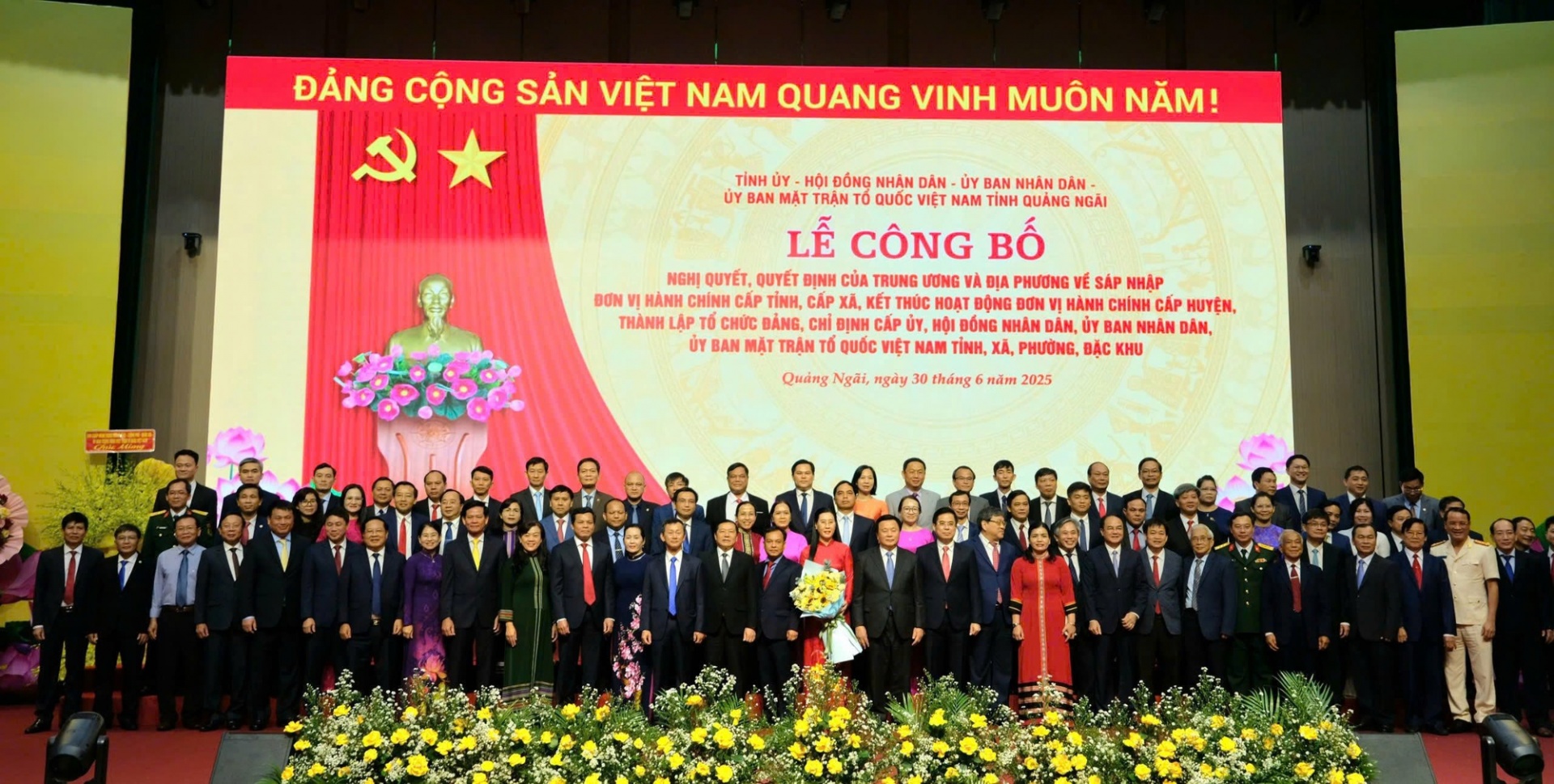 Đồng chí Nguyễn Xuân Thắng, Ủy viên Bộ Chính trị, Giám đốc Học viện Chính trị quốc gia Hồ Chí Minh, Chủ tịch Hội đồng lý luận Trung ương cùng tập thể lãnh đạo tỉnh Quảng Ngãi tại lễ công bố Đồng chí Nguyễn Xuân Thắng, Ủy viên Bộ Chính trị, Giám đốc Học viện Chính trị quốc gia Hồ Chí Minh, Chủ tịch Hội đồng lý luận Trung ương cùng tập thể lãnh đạo tỉnh Quảng Ngãi tại lễ công bố