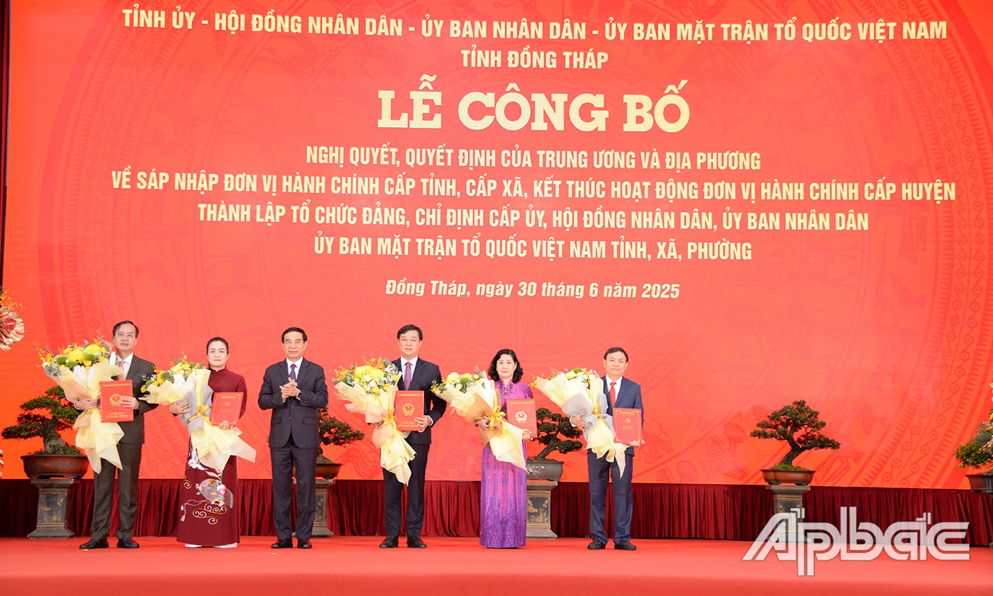 Đại tướng Phan Văn Giang, Ủy viên Bộ Chính trị, Bộ trưởng Bộ Quốc phòng trao các quyết định và tặng hoa chúc mừng ban lãnh đạo tỉnh Đồng Tháp Đại tướng Phan Văn Giang, Ủy viên Bộ Chính trị, Bộ trưởng Bộ Quốc phòng trao các quyết định và tặng hoa chúc mừng ban lãnh đạo tỉnh Đồng Tháp