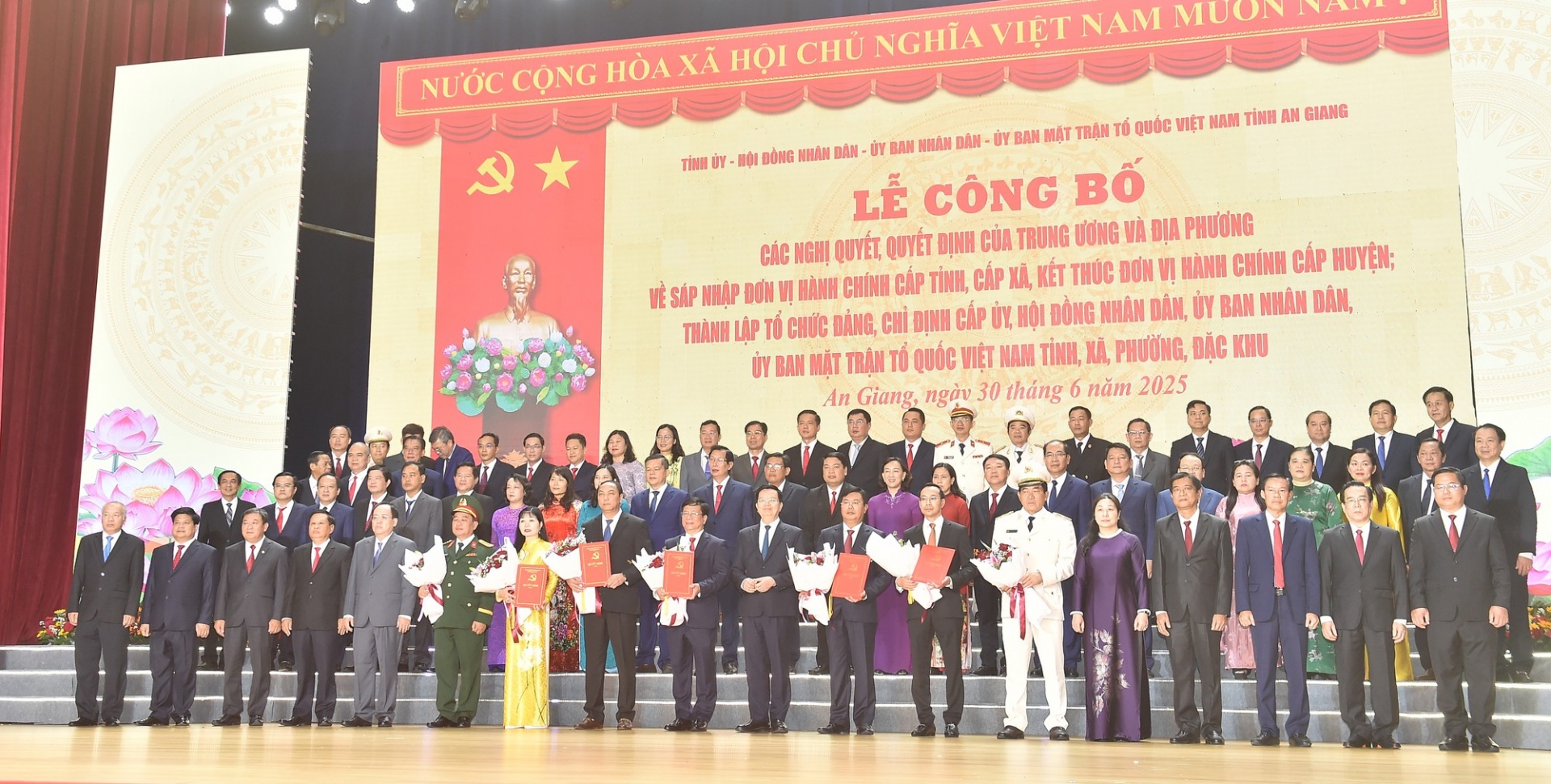 Phó Thủ tướng Mai Văn Chính cùng tập thể lãnh đạo tỉnh An Giang - Ảnh: VGP Phó Thủ tướng Mai Văn Chính cùng tập thể lãnh đạo tỉnh An Giang - Ảnh: VGP