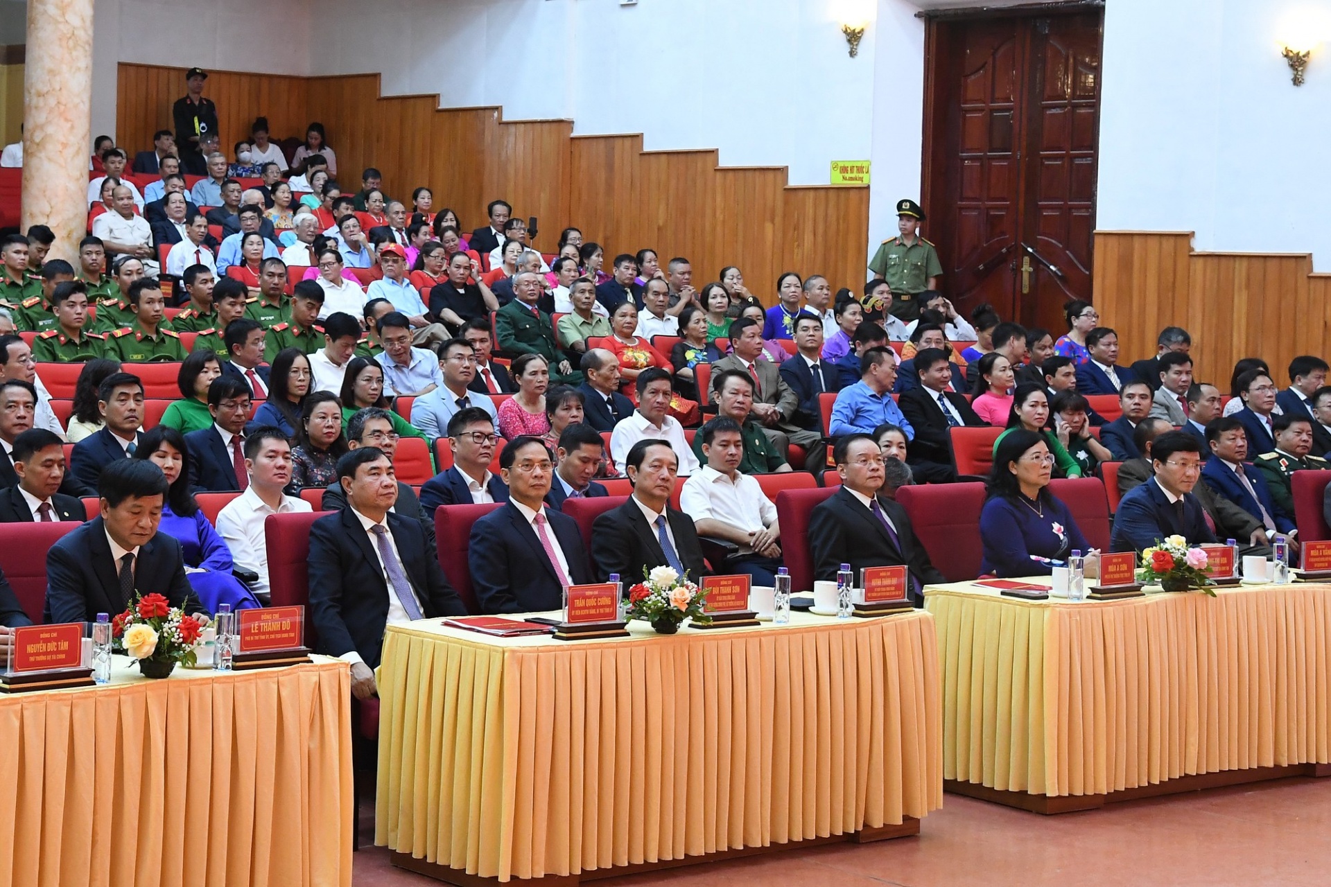 Phó Thủ tướng, Bộ trưởng Ngoại giao Bùi Thanh Sơn, Phó Trưởng Ban Tuyên giáo và Dân vận Trung ương Huỳnh Thành Đạt, Bí thư Tỉnh uỷ Điện Biên Trần Quốc Cường, đại diện lãnh đạo một số ban, bộ, ngành Trung ương dự lễ công bố tại tỉnh Điện Biên - Ảnh: VGP Phó Thủ tướng, Bộ trưởng Ngoại giao Bùi Thanh Sơn, Phó Trưởng Ban Tuyên giáo và Dân vận Trung ương Huỳnh Thành Đạt, Bí thư Tỉnh uỷ Điện Biên Trần Quốc Cường, đại diện lãnh đạo một số ban, bộ, ngành Trung ương dự lễ công bố tại tỉnh Điện Biên - Ảnh: VGP