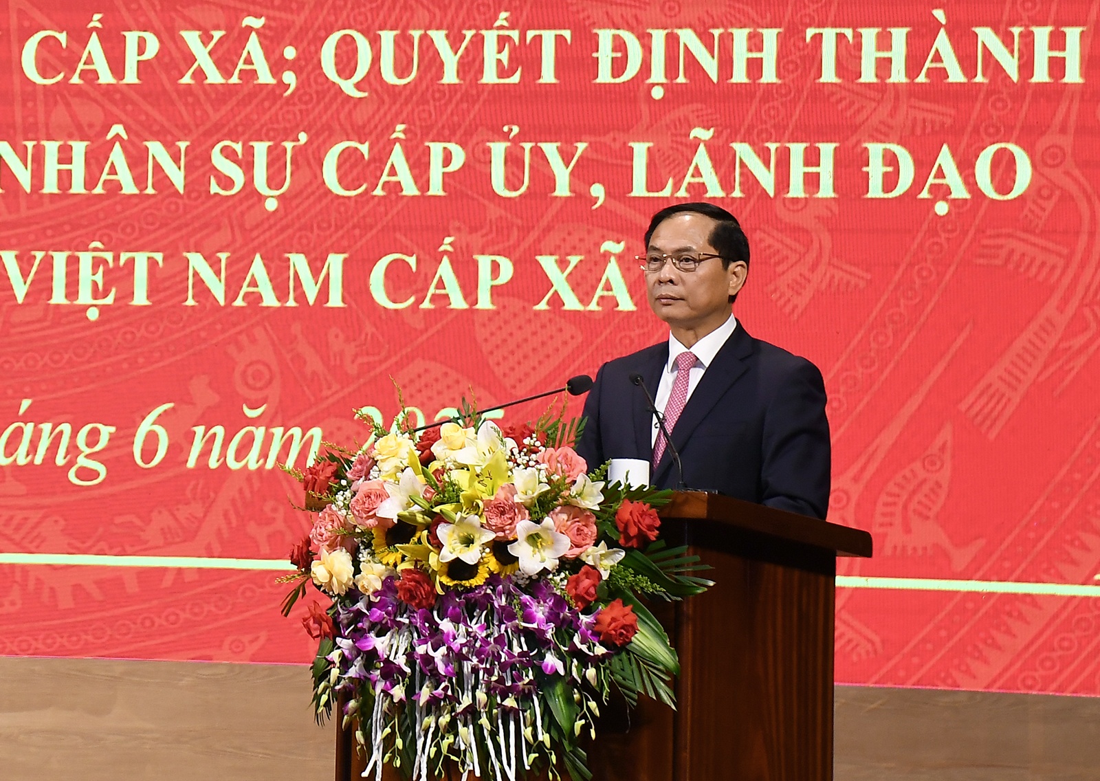 Phó Thủ tướng Bùi Thanh Sơn yêu cầu từ ngày 1/7, mọi công việc theo thẩm quyền của 2 cấp của tỉnh Điện Biên phải thực hiện theo đúng theo tinh thần phục vụ người dân và doanh nghiệp tốt hơn - Ảnh: VGP Phó Thủ tướng Bùi Thanh Sơn yêu cầu từ ngày 1/7, mọi công việc theo thẩm quyền của 2 cấp của tỉnh Điện Biên phải thực hiện theo đúng theo tinh thần phục vụ người dân và doanh nghiệp tốt hơn - Ảnh: VGP