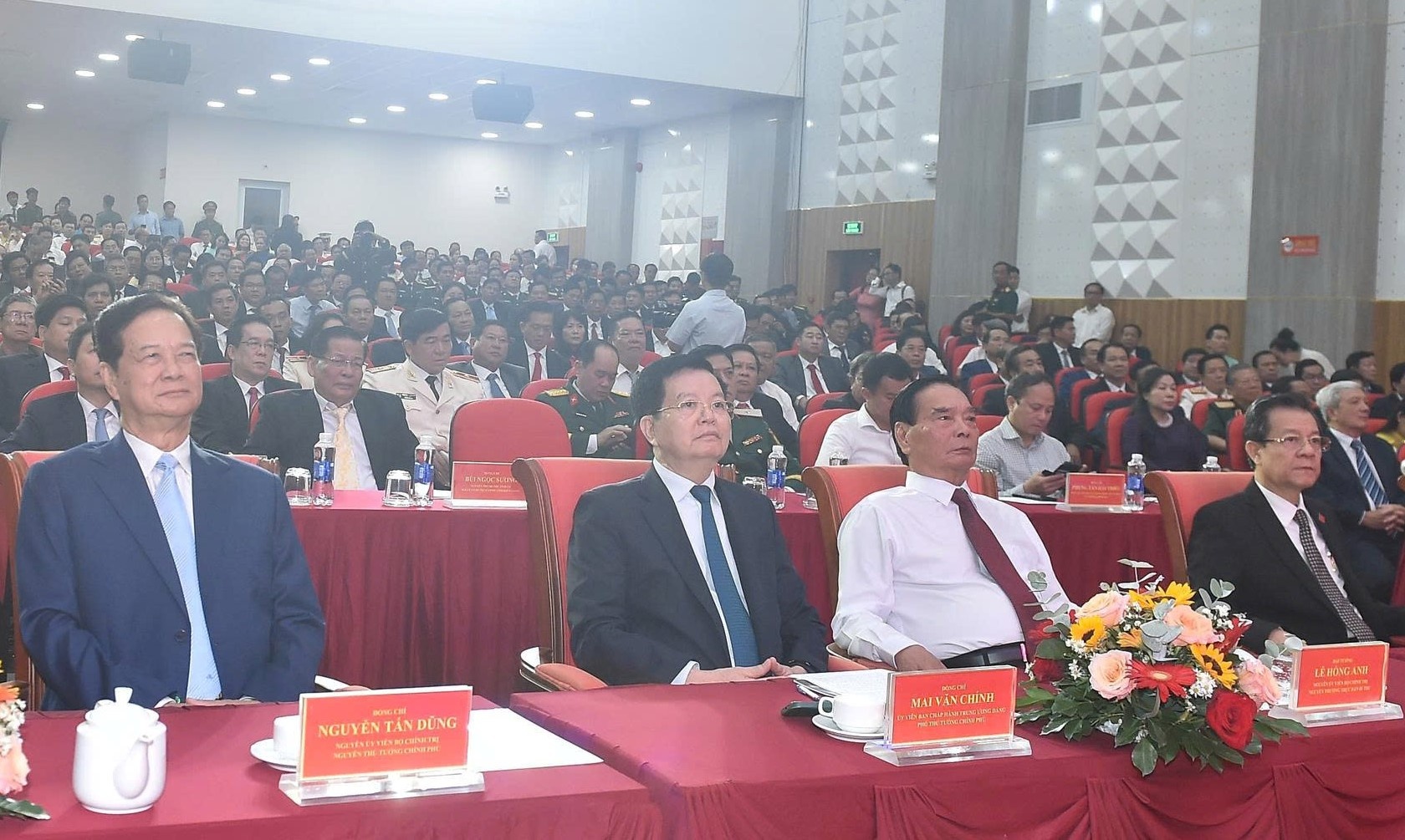 Nguyên Ủy viên Bộ Chính trị, nguyên Thủ tướng Chính phủ Nguyễn Tấn Dũng; nguyên Ủy viên Bộ Chính trị, nguyên Thường trực Ban Bí thư Trung ương Đảng Lê Hồng Anh, Phó Thủ tướng Mai Văn Chính, các đồng chí lãnh đạo, nguyên lãnh đạo 2 tỉnh An Giang và Kiên Giang dự lễ công bố tại tỉnh An Giang - Ảnh: VGP Nguyên Ủy viên Bộ Chính trị, nguyên Thủ tướng Chính phủ Nguyễn Tấn Dũng; nguyên Ủy viên Bộ Chính trị, nguyên Thường trực Ban Bí thư Trung ương Đảng Lê Hồng Anh, Phó Thủ tướng Mai Văn Chính, các đồng chí lãnh đạo, nguyên lãnh đạo 2 tỉnh An Giang và Kiên Giang dự lễ công bố tại tỉnh An Giang - Ảnh: VGP