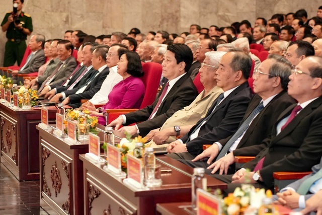   Chủ tịch nước Lương Cường, Bí thư Thành ủy Hà Nội Bùi Thị Minh Hoài và các đồng chí nguyên Ủy viên Trung ương Đảng, nguyên lãnh đạo của thành phố Hà Nội qua các thời kỳ cùng các đại biểu tham dự chương trình. Ảnh: VGP