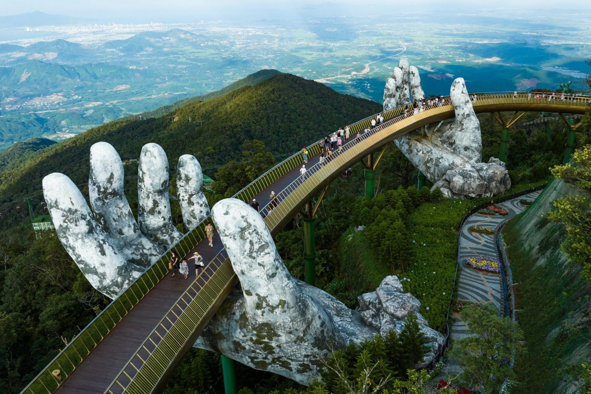 Sáu huyền thoại 'Quỷ Đỏ' sẽ thăm Cầu Vàng, Đà Nẵng