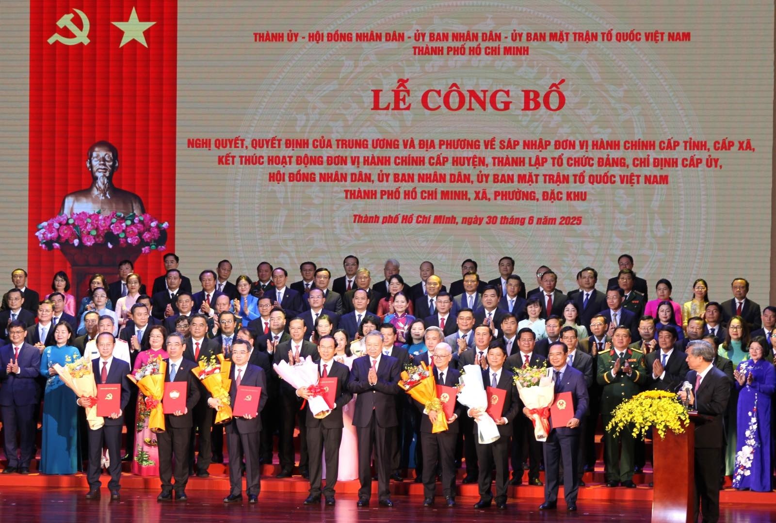   Tổng Bí thư Tô Lâm tặng hoa chúc mừng các đồng chí lãnh đạo TPHCM - Ảnh: VGP