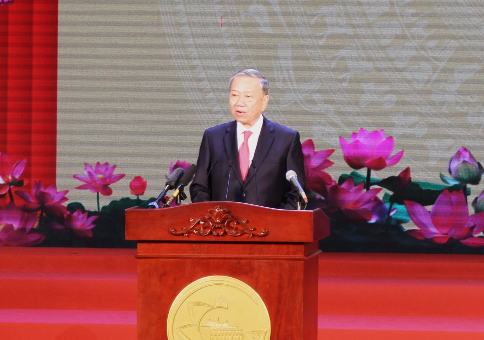   Tổng Bí thư Tô Lâm phát biểu với nhân dân Thành phố, đồng thời gửi gắm thông điệp tới nhân dân cả nước - Ảnh: VGP