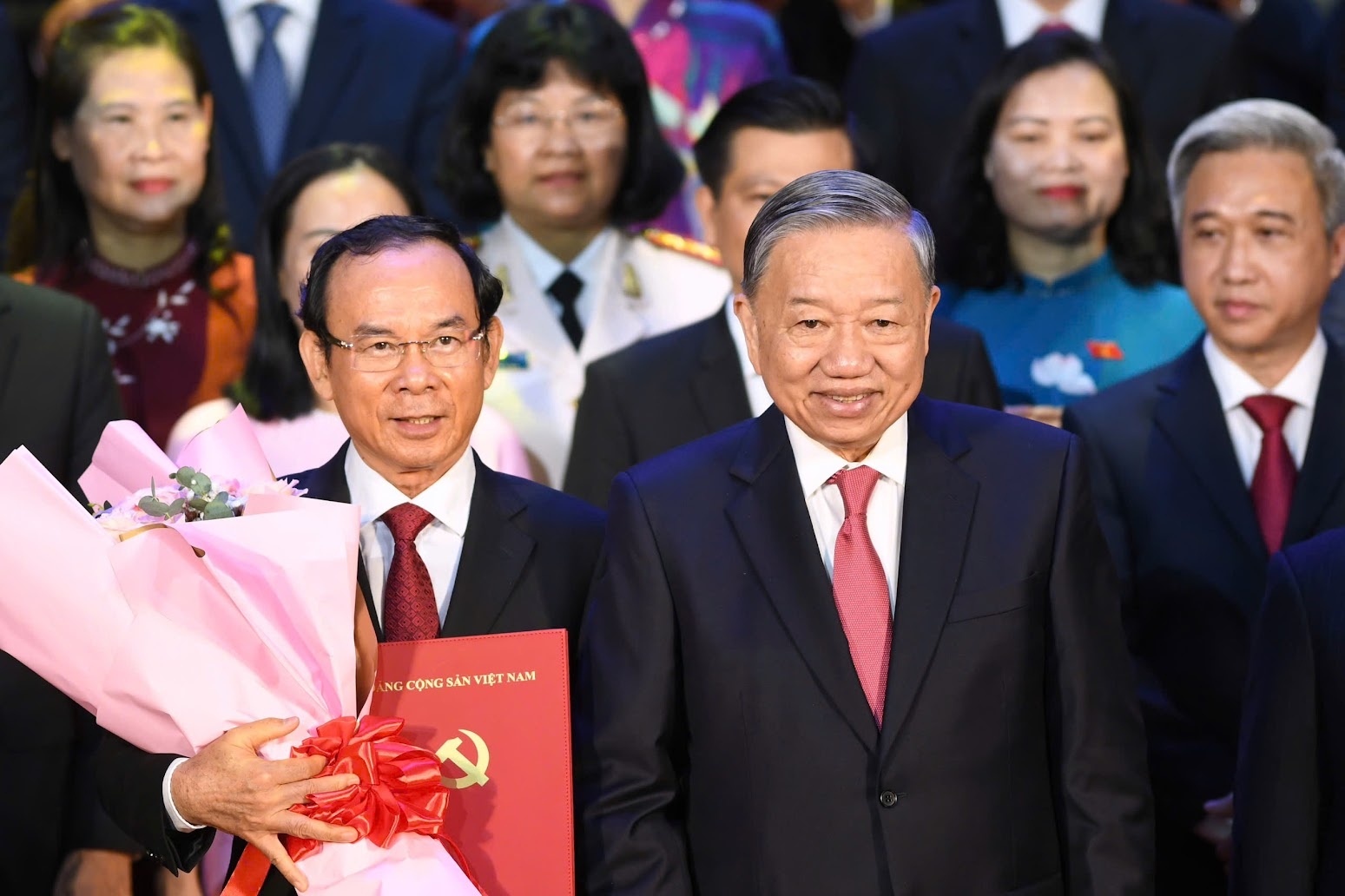   Tổng Bí thư Tô Lâm cùng đồng chí Nguyễn Văn Nên, Ủy viên Bộ Chính trị, Bí thư Thành ủy TPHCM và các đồng chí trong ban lãnh đạo TPHCM - Ảnh: VGP