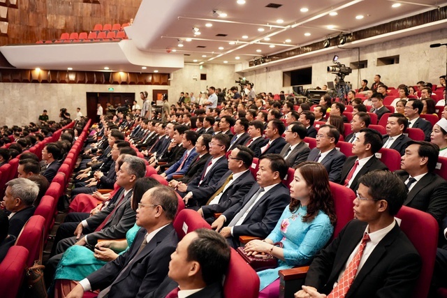   Chủ tịch UBND TP. Hà Nội Trần Sỹ Thanh và Chủ tịch HĐND TP. Hà Nội Nguyễn Ngọc Tuấn trao quyết định và tặng hoa cho lãnh đạo các phường, xã mới. Ảnh: VGP