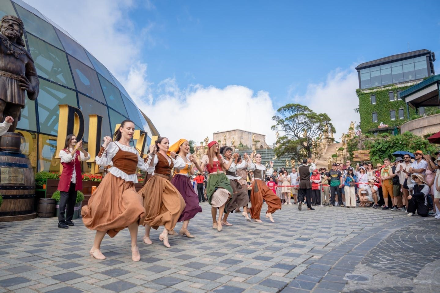 Sáu huyền thoại 'Quỷ Đỏ' sẽ thăm Cầu Vàng, Đà Nẵng