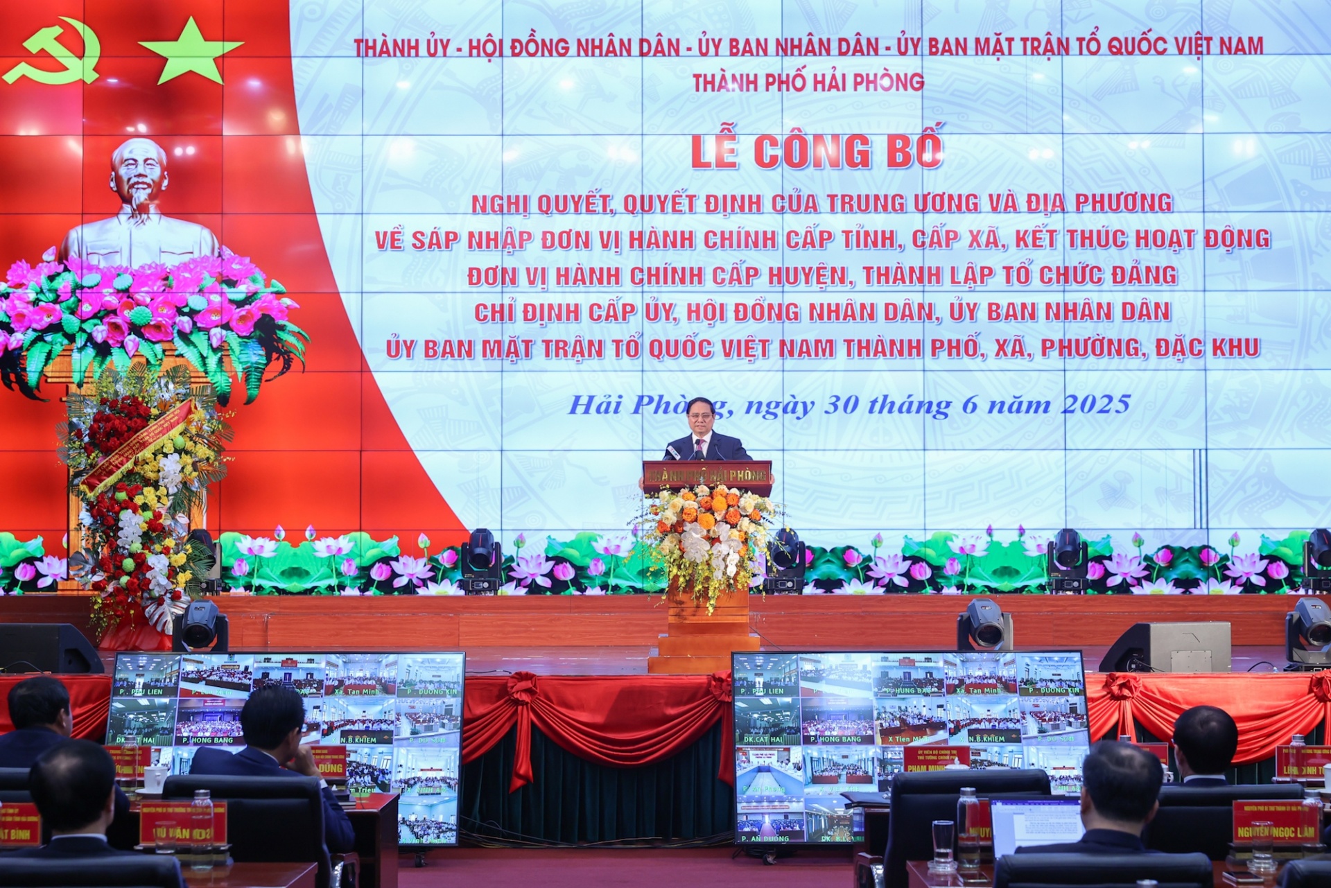   Thủ tướng nêu rõ, sự kiện quan trọng hôm nay mới là sự khởi đầu cho một chặng đường phát triển mới đầy khó khăn và thách thức - Ảnh: VGP