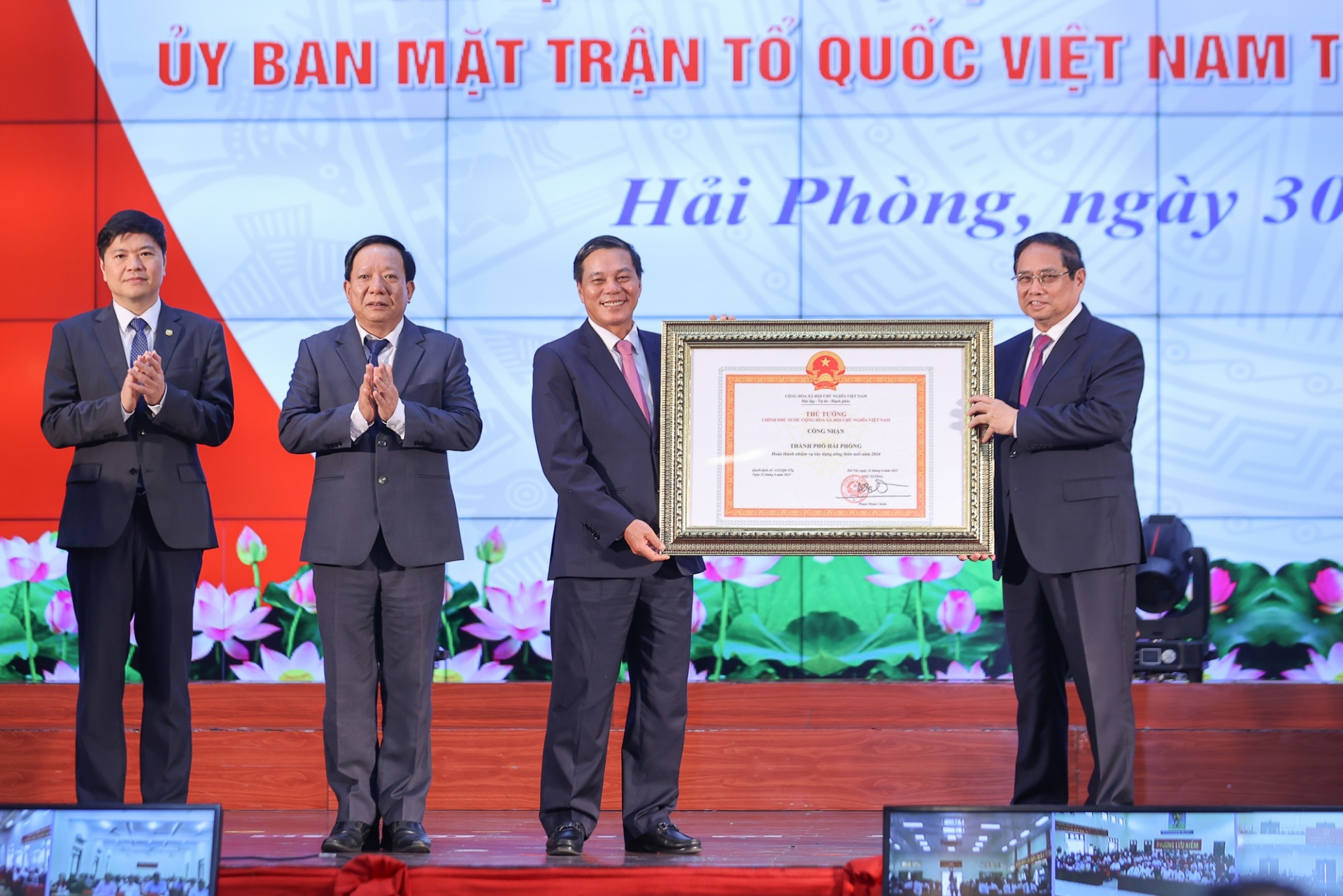   Thủ tướng Chính phủ trao Quyết định công nhận thành phố Hải Phòng hoàn thành nhiệm vụ xây dựng nông thôn mới năm 2024 - Ảnh: VGP