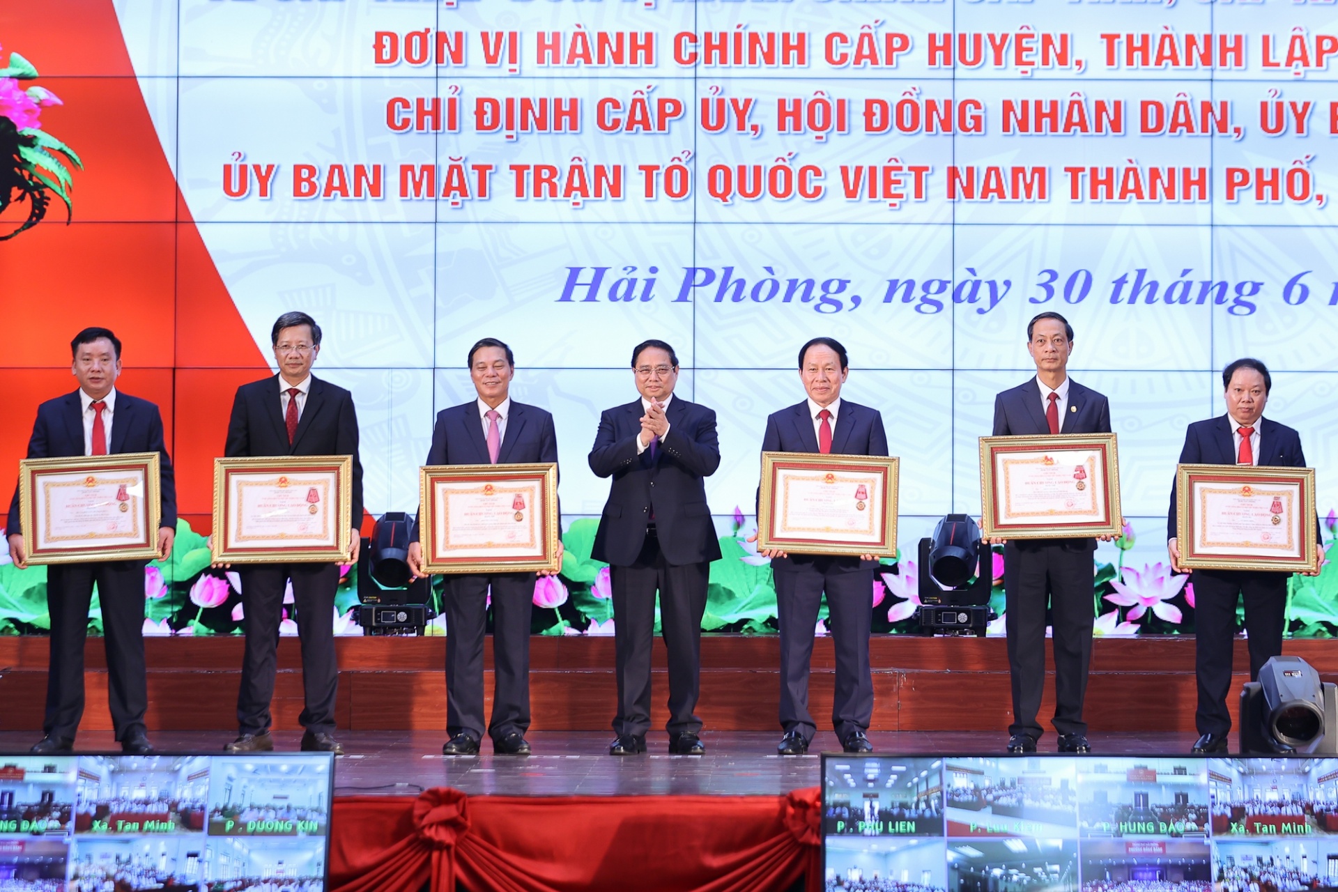   Thủ tướng trao Quyết định của Chủ tịch nước tặng Huân chương Lao động cho các cá nhân có thành tích tiêu biểu, đóng góp xuất sắc trong quá trình công tác, thực hiện nhiệm vụ được giao - Ảnh: VGP