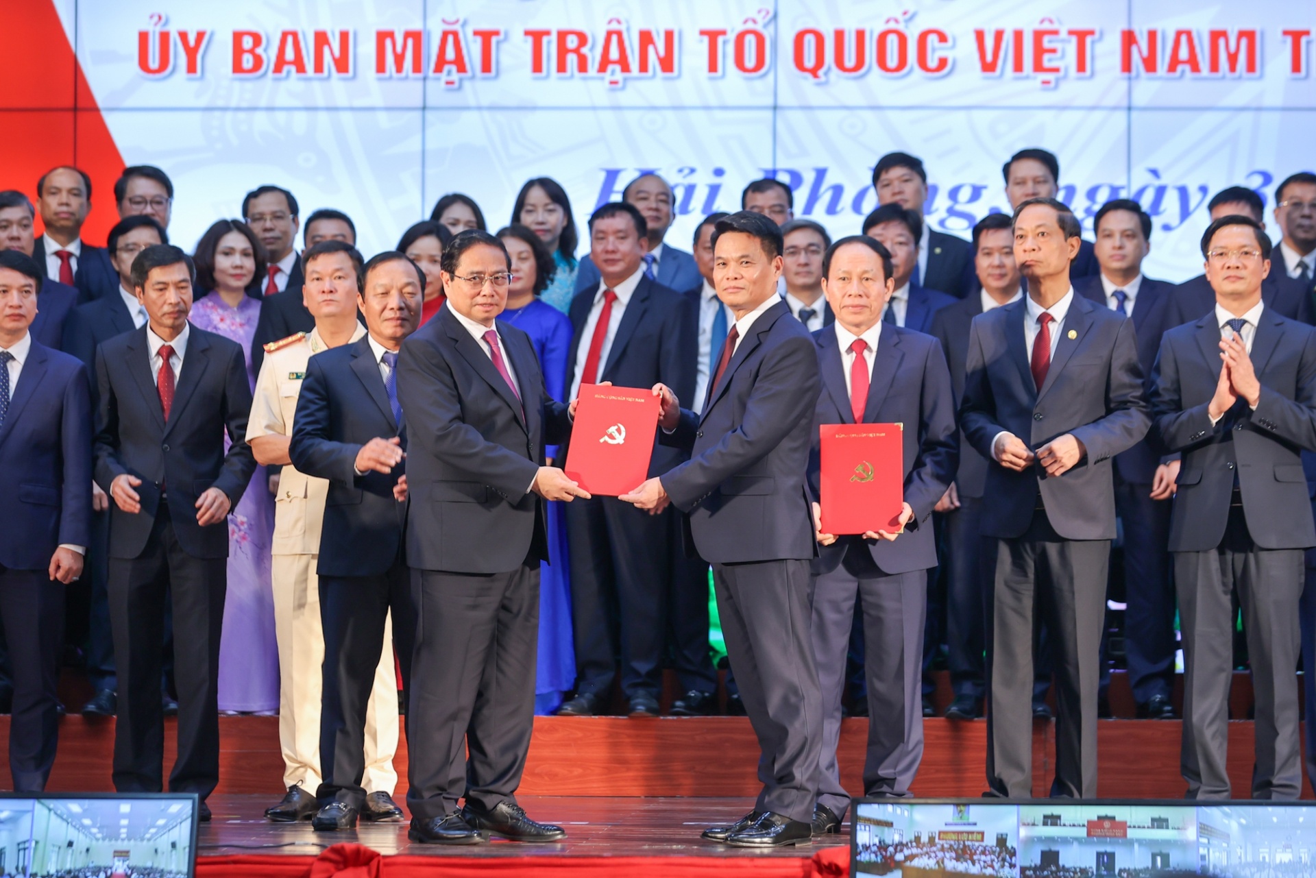   Thủ tướng Phạm Minh Chính trao quyết định chỉ định đồng chí Lê Ngọc Châu giữ chức Chủ tịch UBND Thành phố - Ảnh: VGP