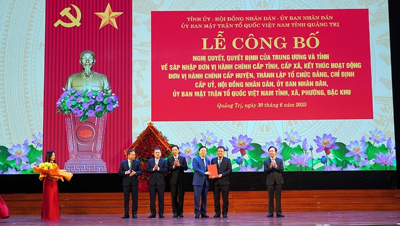    Phó Thủ tướng Chính phủ Trần Hồng Hà trao quyết định của Thủ tướng Chính phủ về chỉ định Chủ tịch, Phó Chủ tịch UBND tỉnh