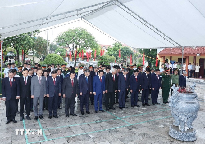Tổng Bí thư Tô Lâm các đồng chí lãnh đạo, nguyên lãnh đạo Đảng Nhà nước dâng hương tại Nhà tưởng niệm Tổng Bí thư Nguyễn Văn Linh tại xã Nguyễn Văn Linh, tỉnh Hưng Yên. (Ảnh: TTXVN) Tổng Bí thư Tô Lâm các đồng chí lãnh đạo, nguyên lãnh đạo Đảng Nhà nước dâng hương tại Nhà tưởng niệm Tổng Bí thư Nguyễn Văn Linh tại xã Nguyễn Văn Linh, tỉnh Hưng Yên. (Ảnh: TTXVN)