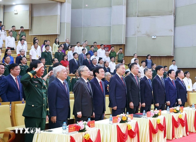 Tổng Bí thư Tô Lâm cùng các đồng chí lãnh đạo, nguyên lãnh đạo Đảng Nhà nước thực hiện nghi lễ chào cờ. (Ảnh: TTXVN) Tổng Bí thư Tô Lâm cùng các đồng chí lãnh đạo, nguyên lãnh đạo Đảng Nhà nước thực hiện nghi lễ chào cờ. (Ảnh: TTXVN)
