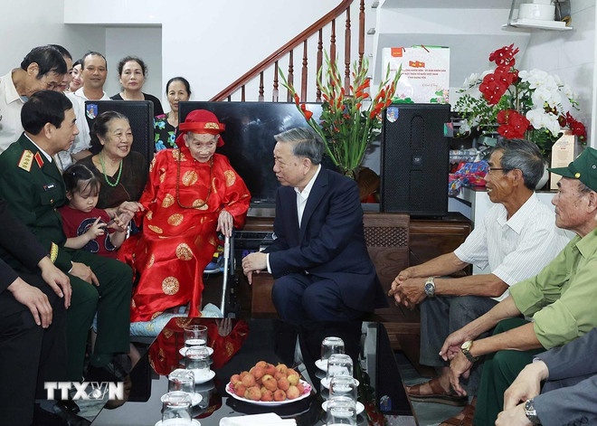 Tổng Bí thư Tô Lâm thăm hỏi mẹ liệt sỹ Phạm Thị Cuông, xã Hoàng Hoa Thám, tỉnh Hưng Yên. (Ảnh: TTXVN) Tổng Bí thư Tô Lâm thăm hỏi mẹ liệt sỹ Phạm Thị Cuông, xã Hoàng Hoa Thám, tỉnh Hưng Yên. (Ảnh: TTXVN)