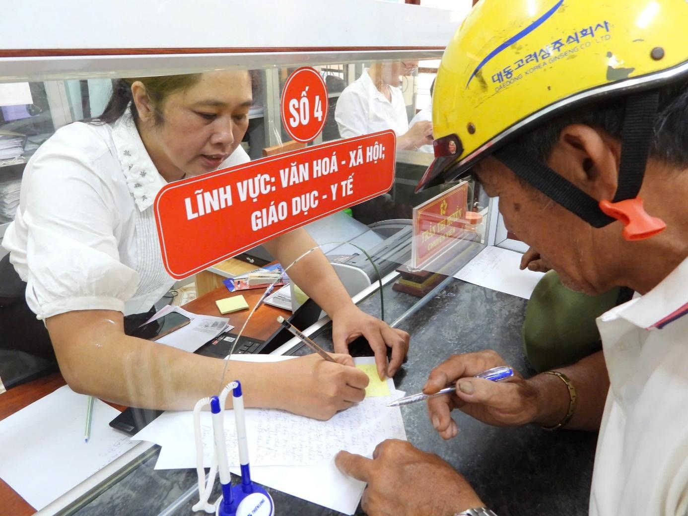 Chuyên viên Trần Thị Huyền tận tình hướng dẫn người dân đến đúng tầng và phòng theo trình tự, bảo đảm quy trình thực hiện thủ tục được thuận lợi, chính xác. Ảnh: Hoàng Anh Chuyên viên Trần Thị Huyền tận tình hướng dẫn người dân đến đúng tầng và phòng theo trình tự, bảo đảm quy trình thực hiện thủ tục được thuận lợi, chính xác. Ảnh: Hoàng Anh