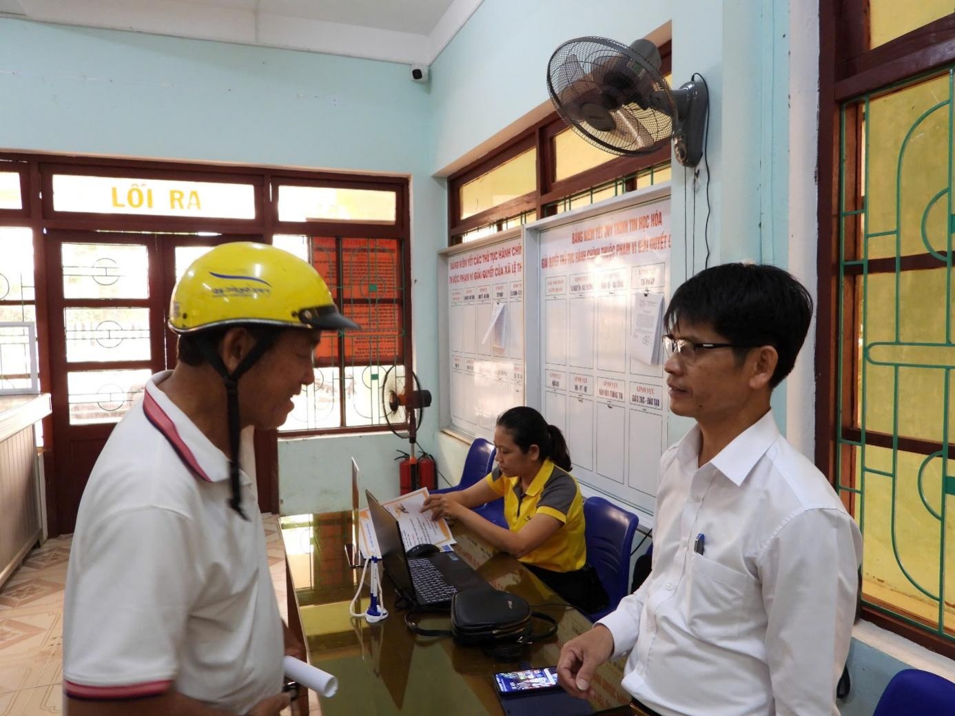 Ông Nguyễn Văn Phong, Phó Giám đốc Trung tâm Phục vụ hành chính công xã Lệ Thủy, đang tận tình hướng dẫn người dân hoàn thiện thủ tục và di chuyển đến đúng bộ phận chuyên môn. Ảnh: Hoàng Anh Ông Nguyễn Văn Phong, Phó Giám đốc Trung tâm Phục vụ hành chính công xã Lệ Thủy, đang tận tình hướng dẫn người dân hoàn thiện thủ tục và di chuyển đến đúng bộ phận chuyên môn. Ảnh: Hoàng Anh