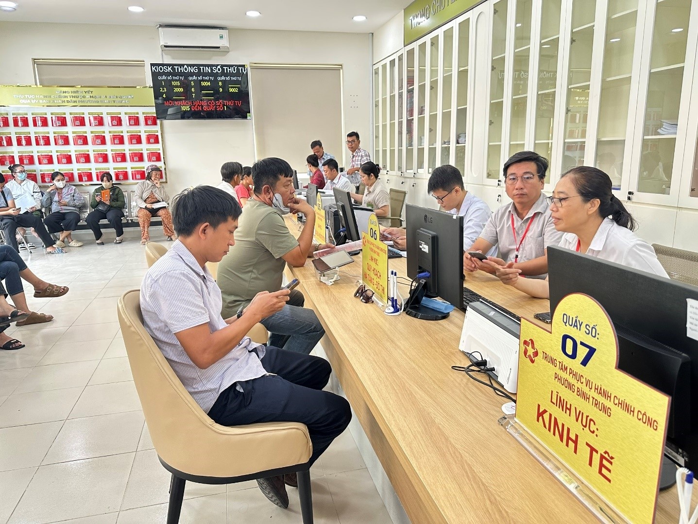    Người dân đến trụ sở Trung tâm phục vụ hành chính công của phường Bình Trưng, TP. Hồ Chí Minh để làm thủ tục giấy tờ rât nhanh gọn thuận lợi