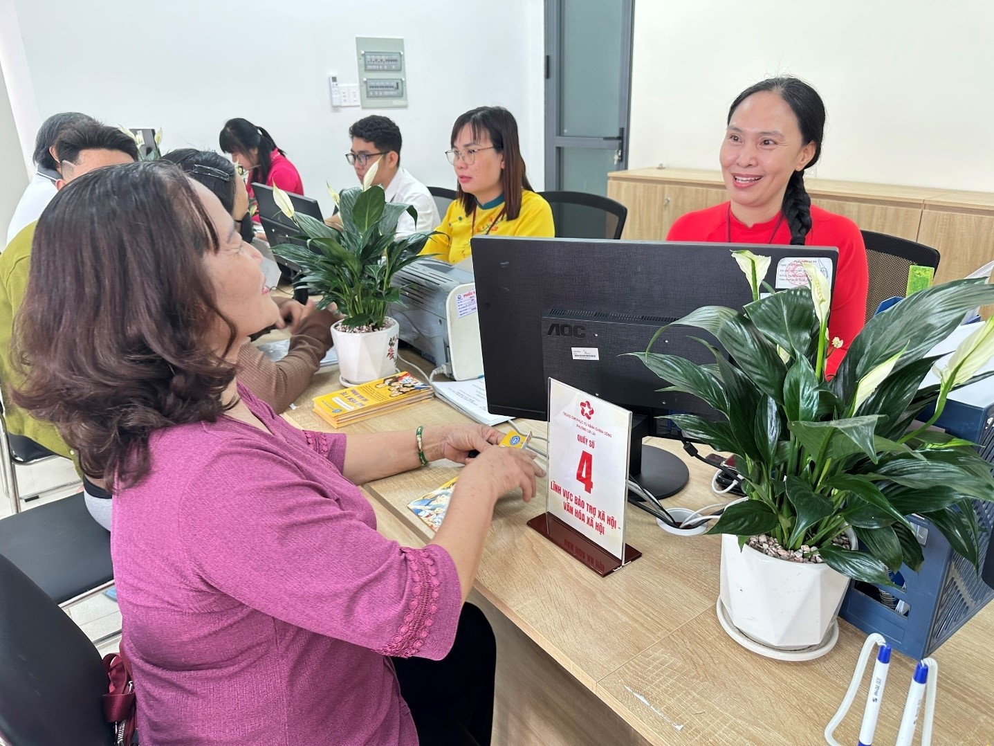    Người dân tới Trung tâm hành chính công phường Cát Lái được sự hướng dẫn và hỗ trợ rất nhiệt tình chu đáo của cán bộ tiếp nhận hồ sơ