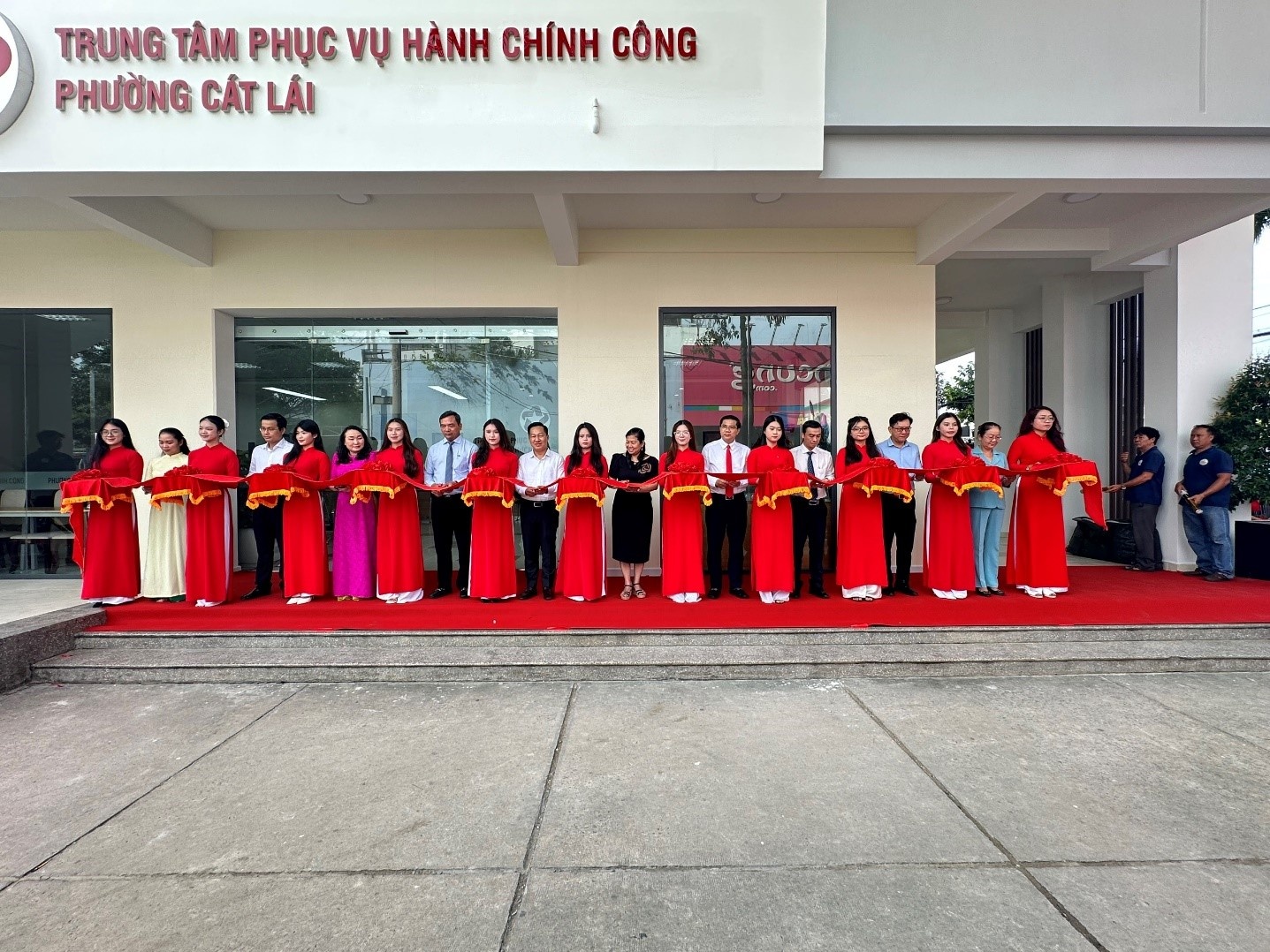    Các đại biểu cùng lãnh đạo Đảng uỷ, HDND, UBND, UB MTTQ phường Cát Lái khánh thành và đưa Trung tâm phục vụ hành chính công đi vào hoạt động để phục vụ người dân