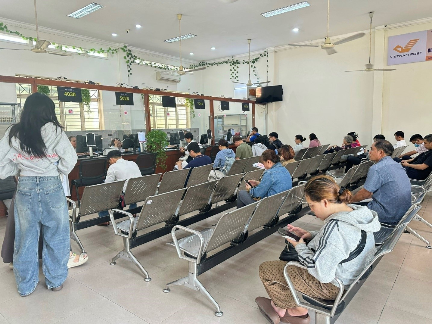    Tại Trung tâm phục vụ hành chính công phường Bình Thạnh ngày đầu người dân đến giao dịch hồ sơ giấy tờ tuy có đông hơn thông thường nhưng đều thông suốt, không ồn ào, ùn ứ.