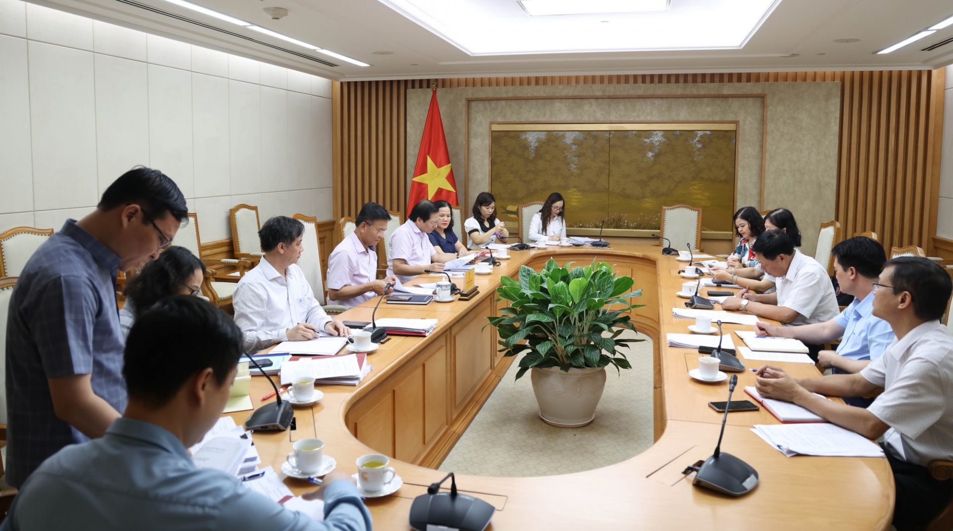 Phó Thủ tướng yêu cầu triệt để xử lý các vấn đề về quản lý bệnh viện, chuẩn hóa các quy trình cơ bản về khám chữa bệnh, quản lý dược - Ảnh: VGP