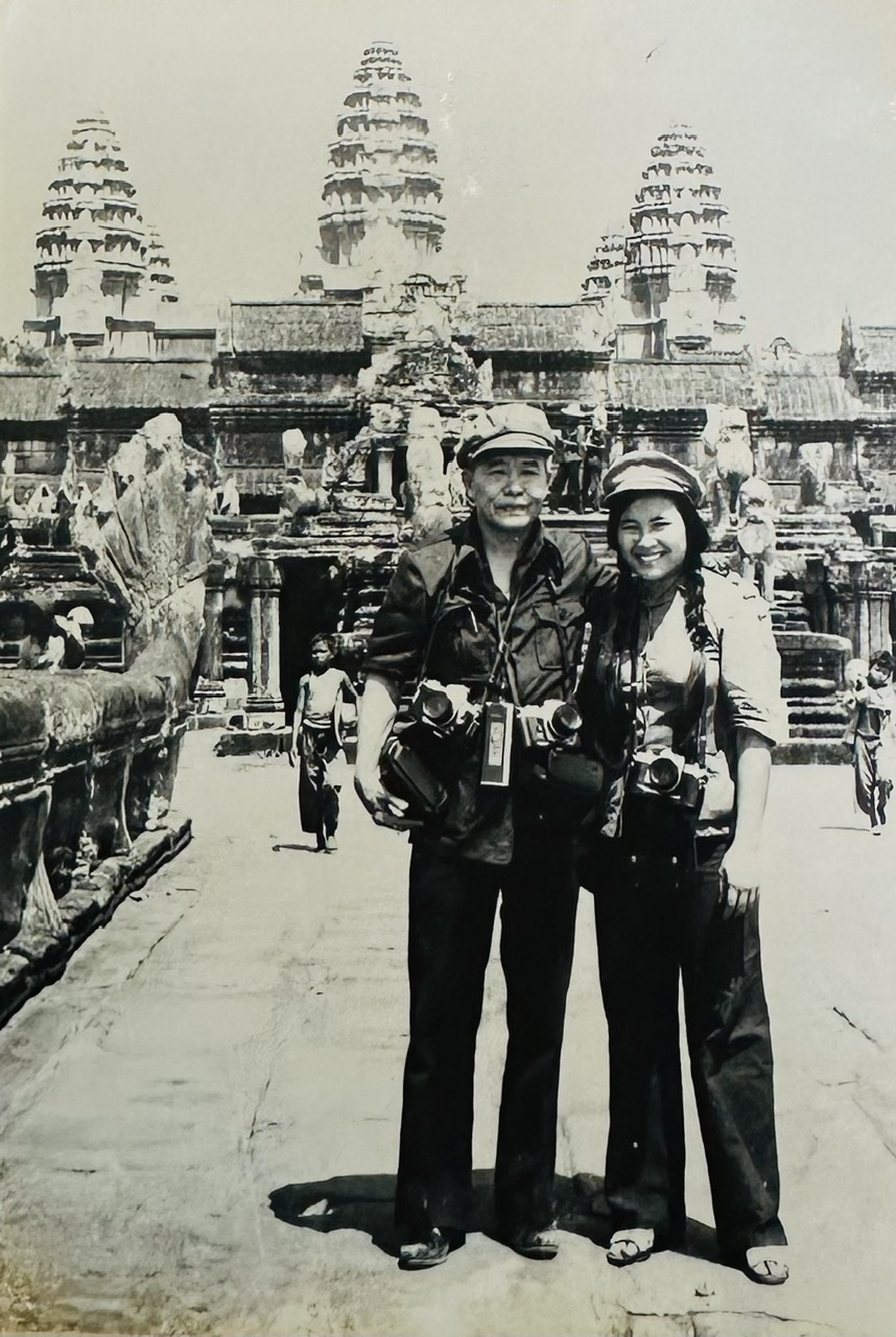 Tác giả cùng Tổng Giám đốc TTXVN Đào Tùng trong chuyến tác nghiệp cùng PV quốc tế ở Xiêm Riệp - Campuchia Tác giả cùng Tổng Giám đốc TTXVN Đào Tùng trong chuyến tác nghiệp cùng PV quốc tế ở Xiêm Riệp - Campuchia